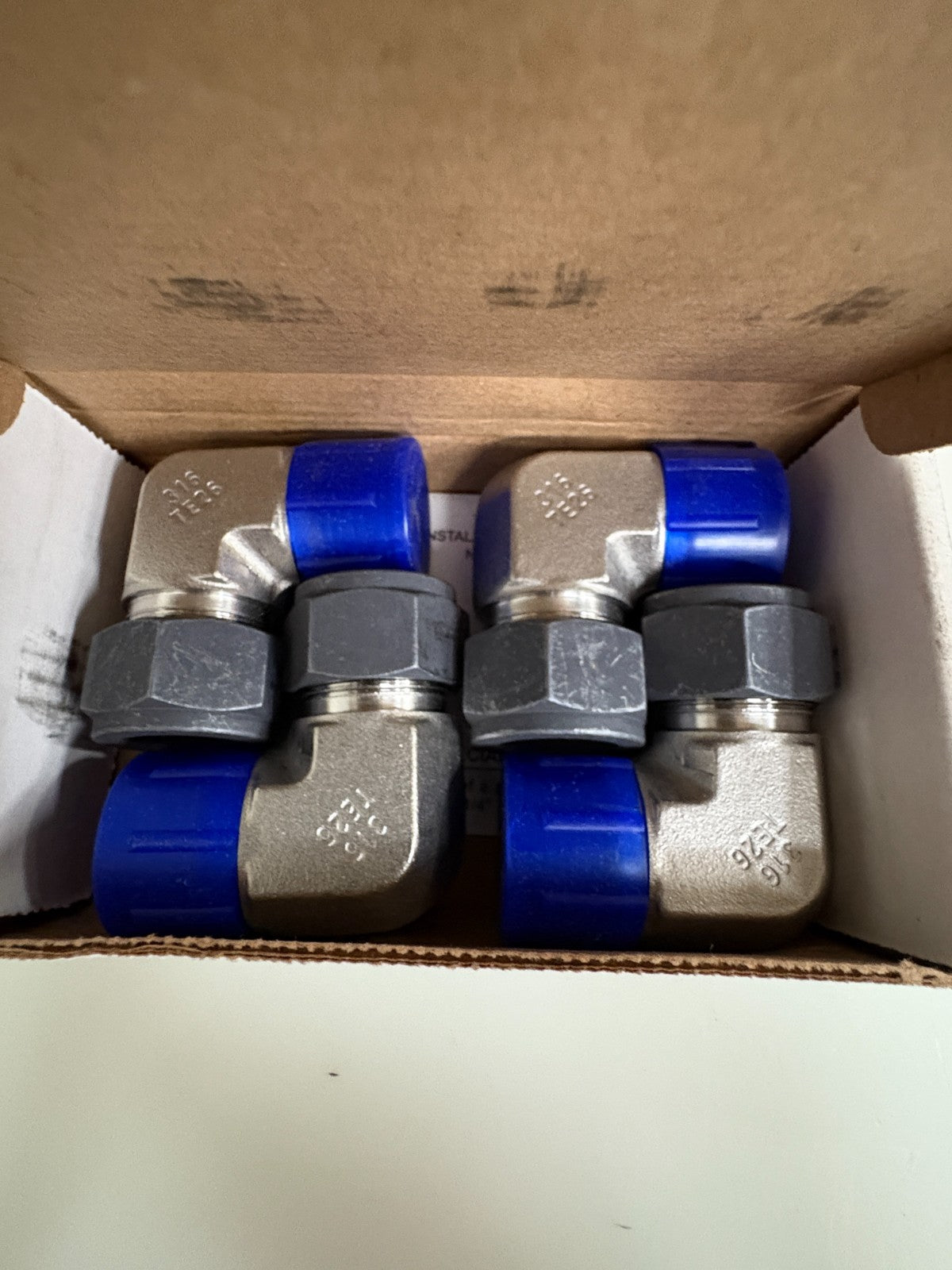 LOT OF 4 PARKER HANNIFIN 90 DEGREE MALE ELBOW FITTINGS 12-12 CBZ-SS