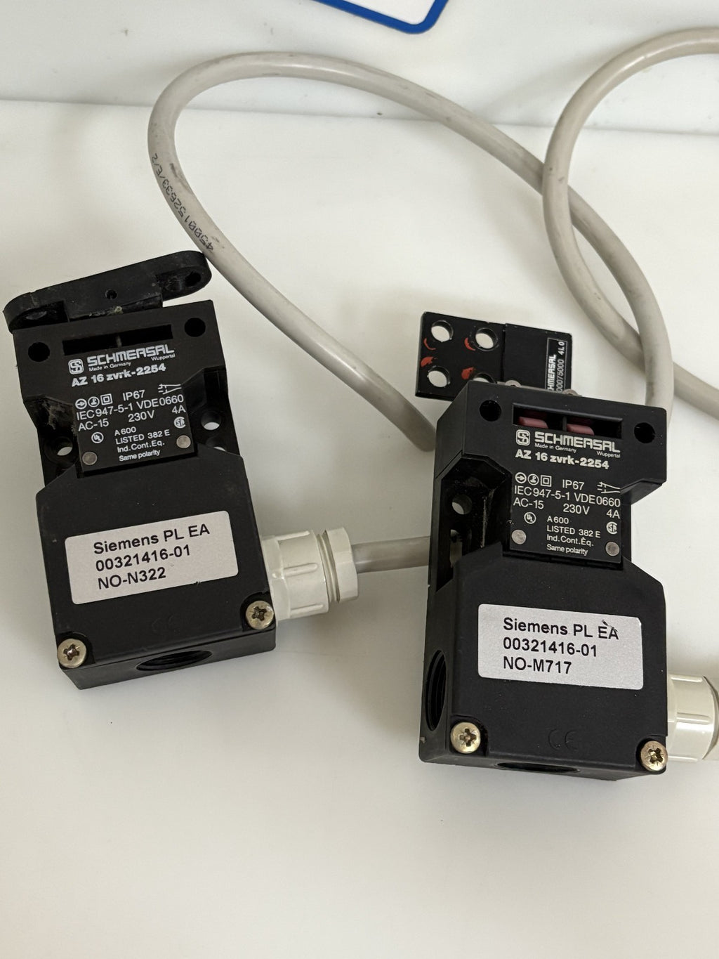 LOT OF 2 SCHMERSAL SAFETY SWITCH AZ 16 ZVRK-2254 SIEMENS 00321416-01
