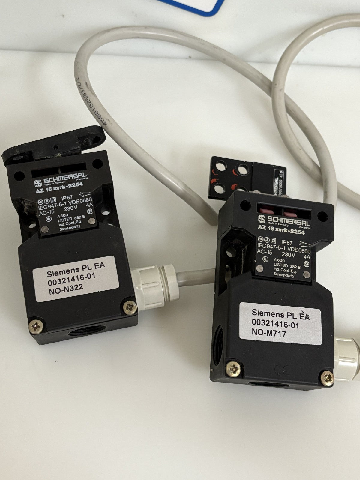 LOT OF 2 SCHMERSAL SAFETY SWITCH AZ 16 ZVRK-2254 SIEMENS 00321416-01