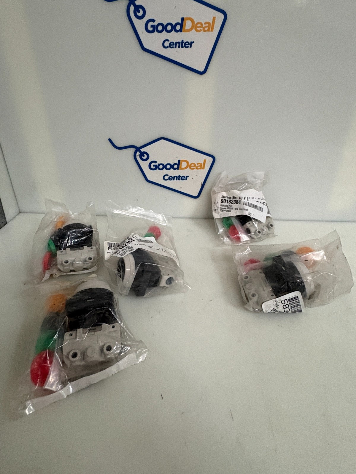 LOT OF 5 SMC PUSH BUTTON PNEUMATIC VALVE VM130-N01