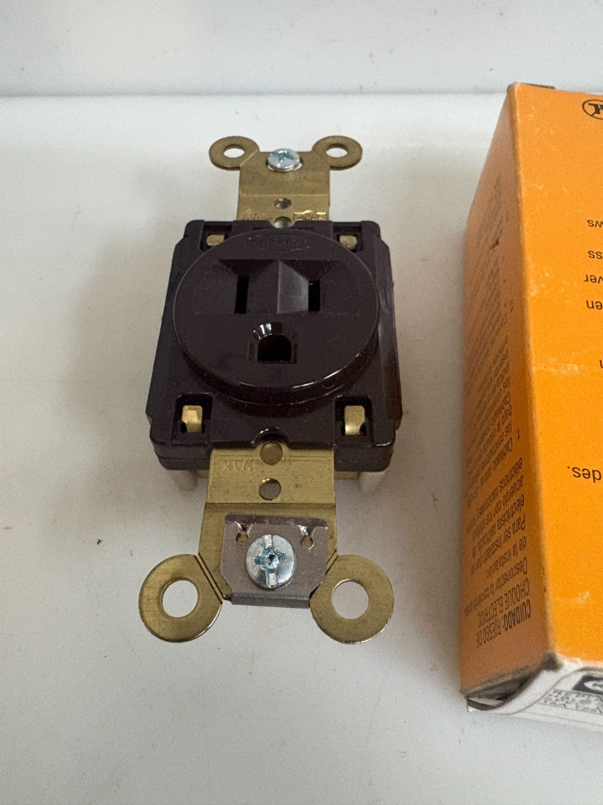 LOT OF 4 HUBBELL 2P3W 15A 125V RECEPTACLE HBL5261
