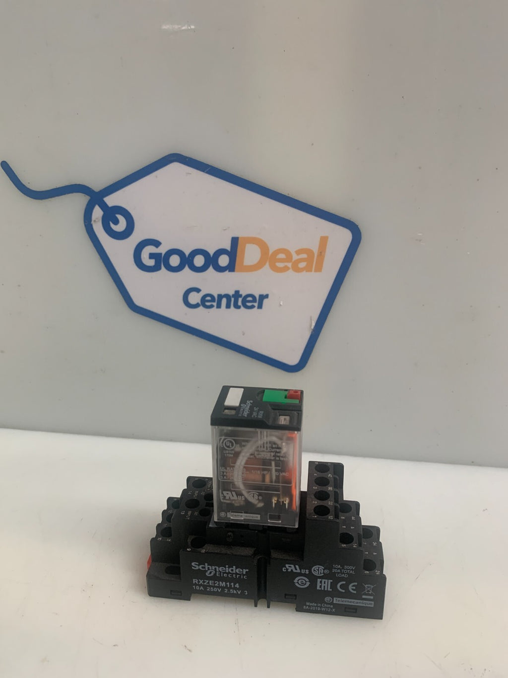 SCHNEIDER ELECTRIC RXZE2M114 Relay  w/SCHNEIDER  RXM4GB2B7 Socket