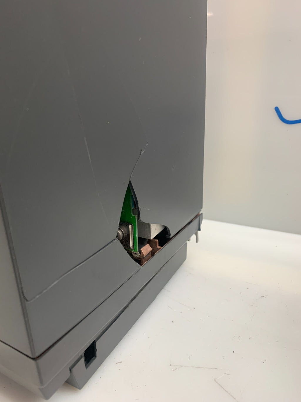 SIEMENS MICROMASTER 6SE9221-0CC40, Crack in body