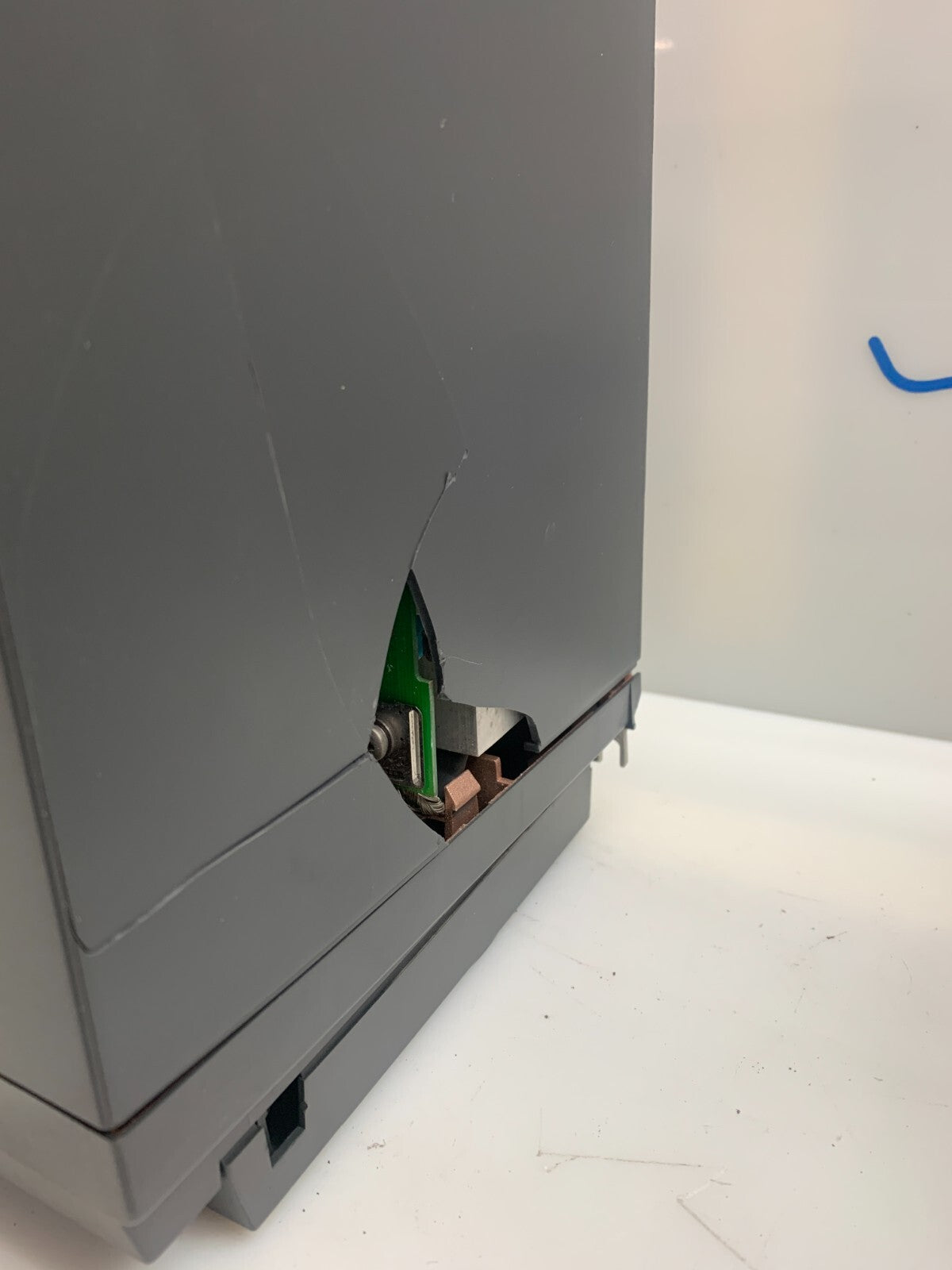 SIEMENS MICROMASTER 6SE9221-0CC40, Crack in body