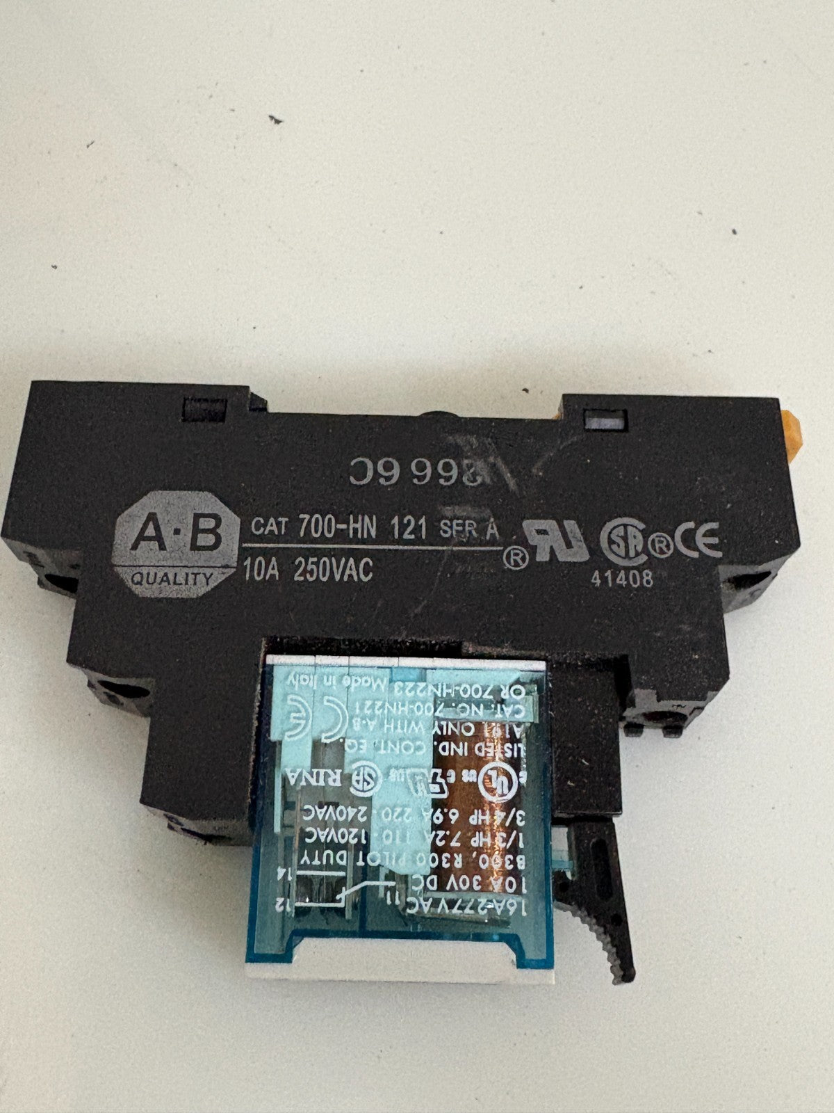 ALLEN BRADLEY RELAY 700-HK36Z24 W/700-HN 121 BASE2