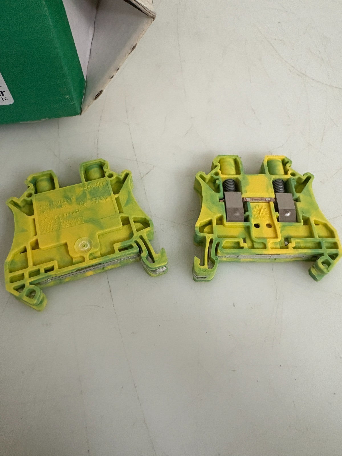 LOT OF 46 SCHNEIDER ELECTRIC TERMINAL BLOCK NSYTRV62PE1