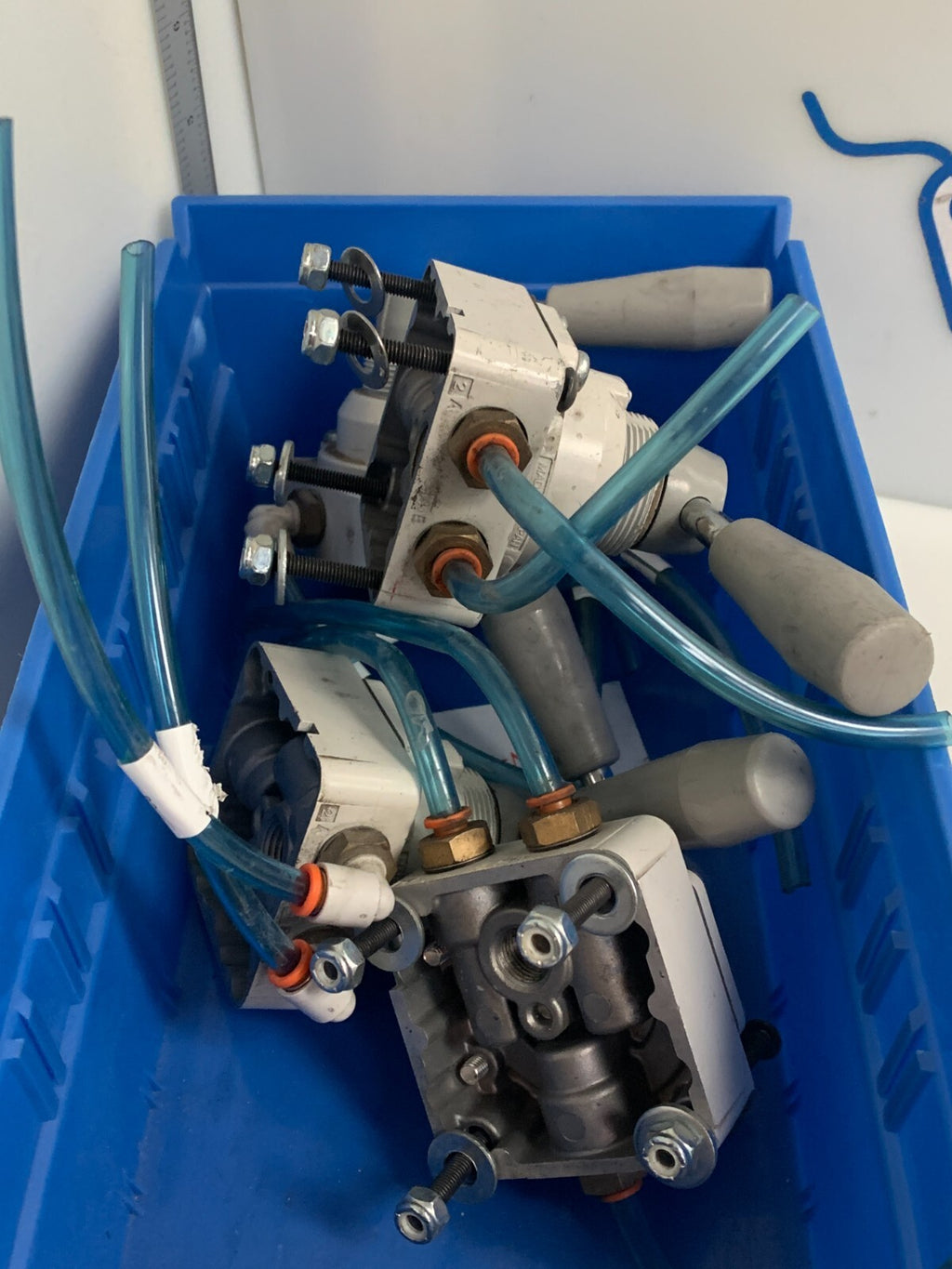 LOT OF 4 SMC PNEUMATIC AIR VALVE VH202-023