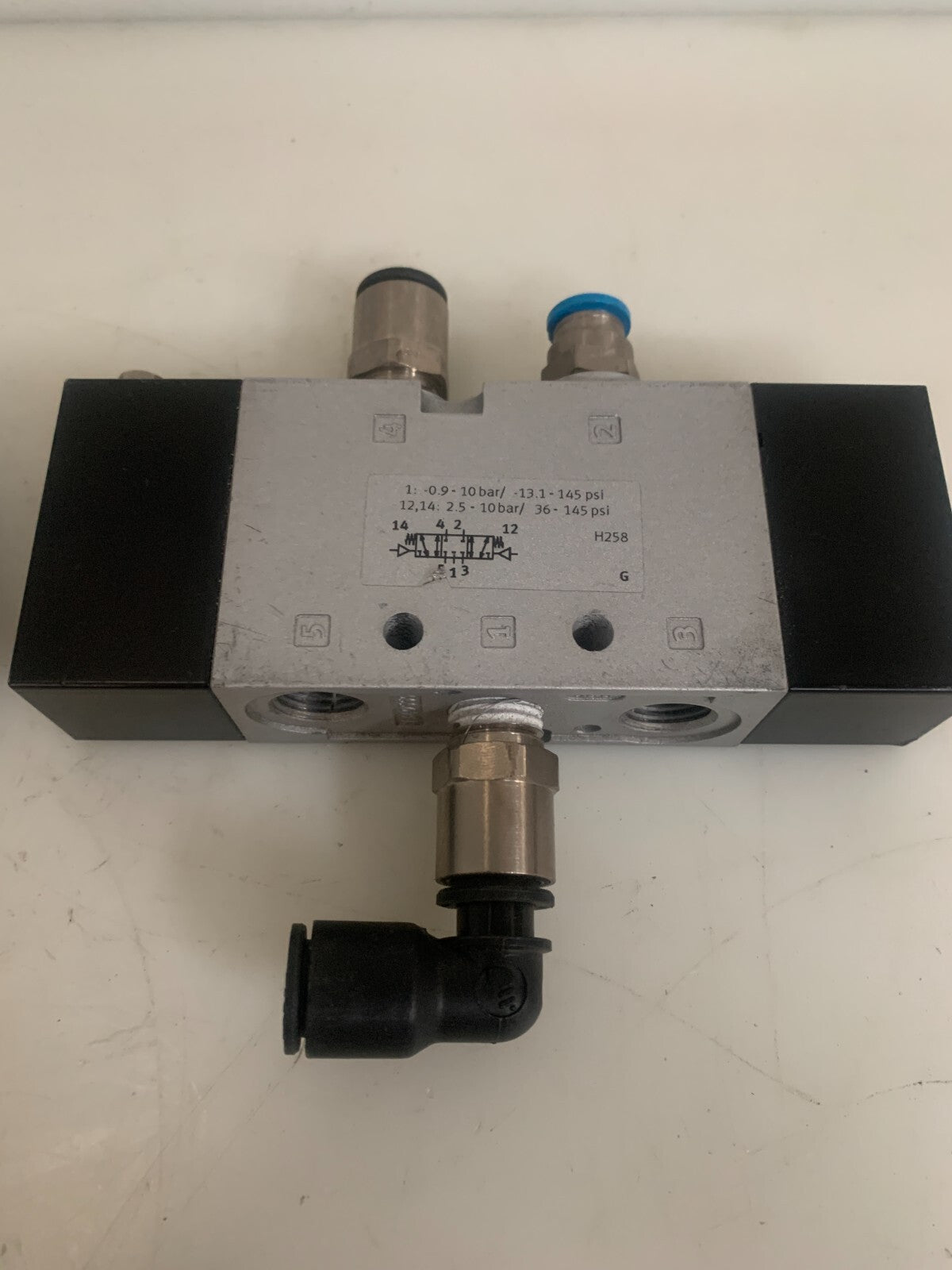 LOT OF  2  FESTO PNEUMATIC VALVE 575529 VHW5-L25-P53C-M-6141