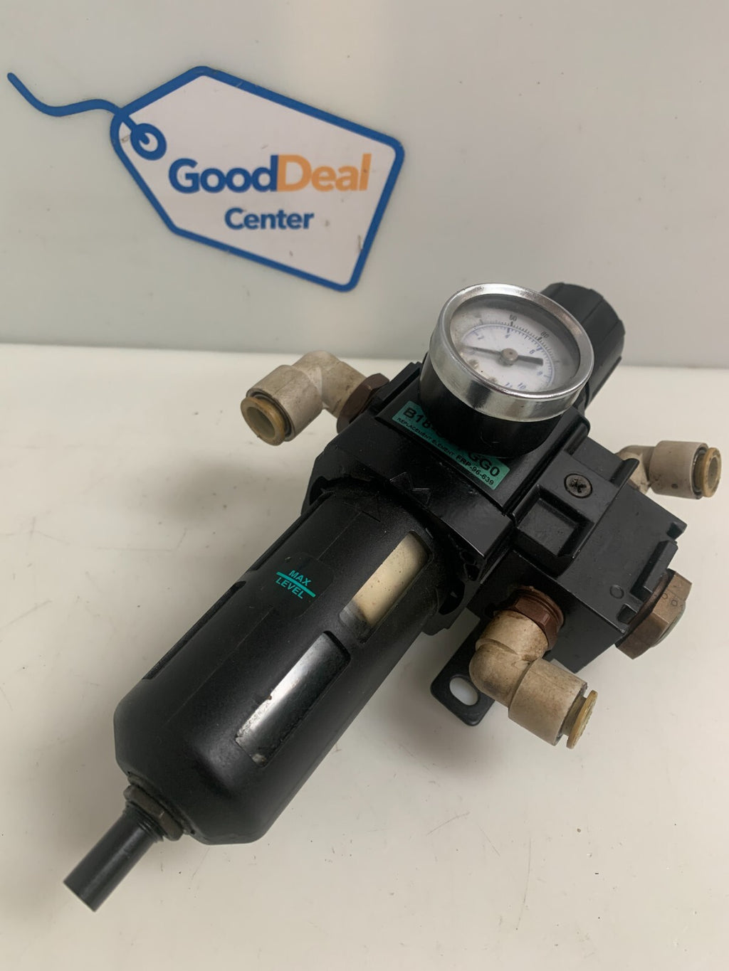 WILKERSON PNEUMATIC FILTER REGULATOR  B18-C4-FGGO  W/GAUGE AND NJ8-C6-C0001