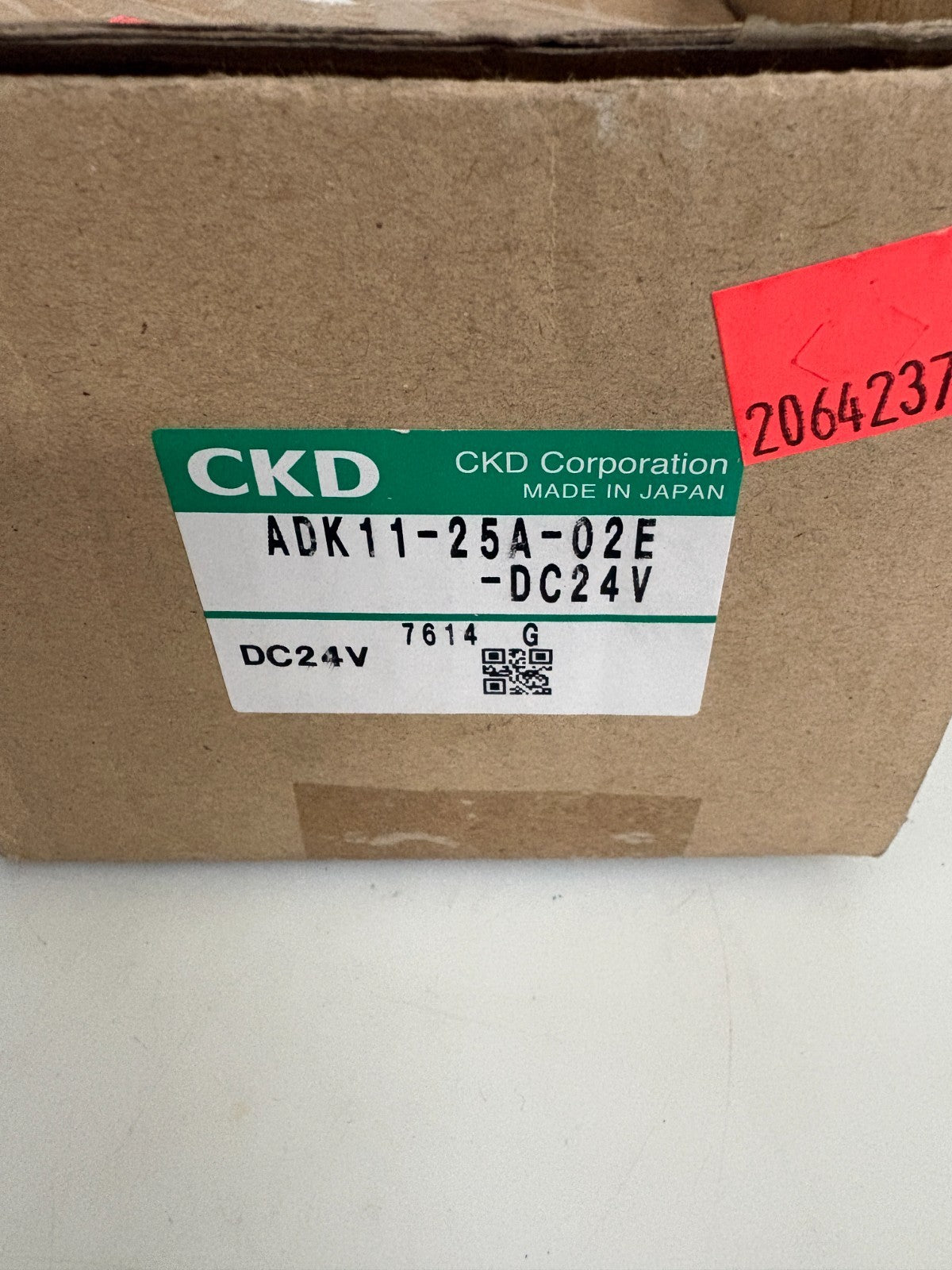 CKD SOLENOID VALVE AKD11-25A-02E-DC24V 3