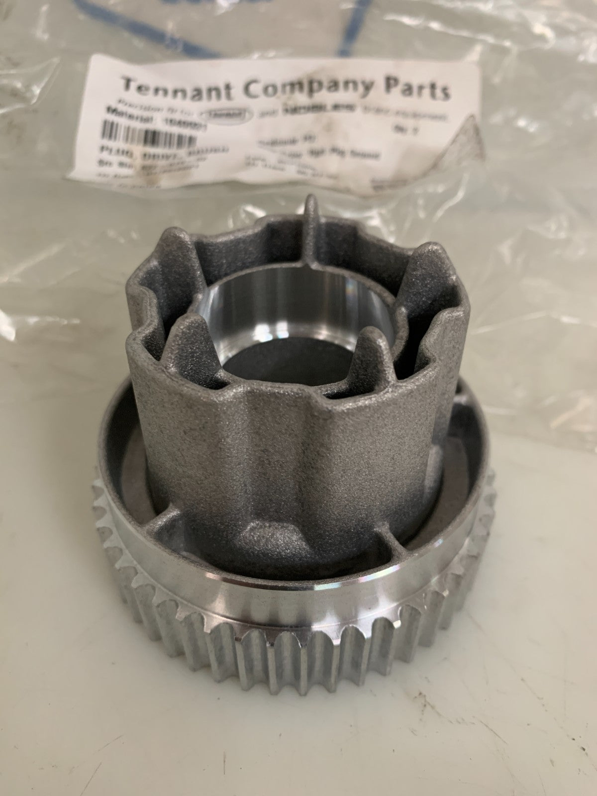 TENNANT PLUG DRIVE BRUSH #1040931