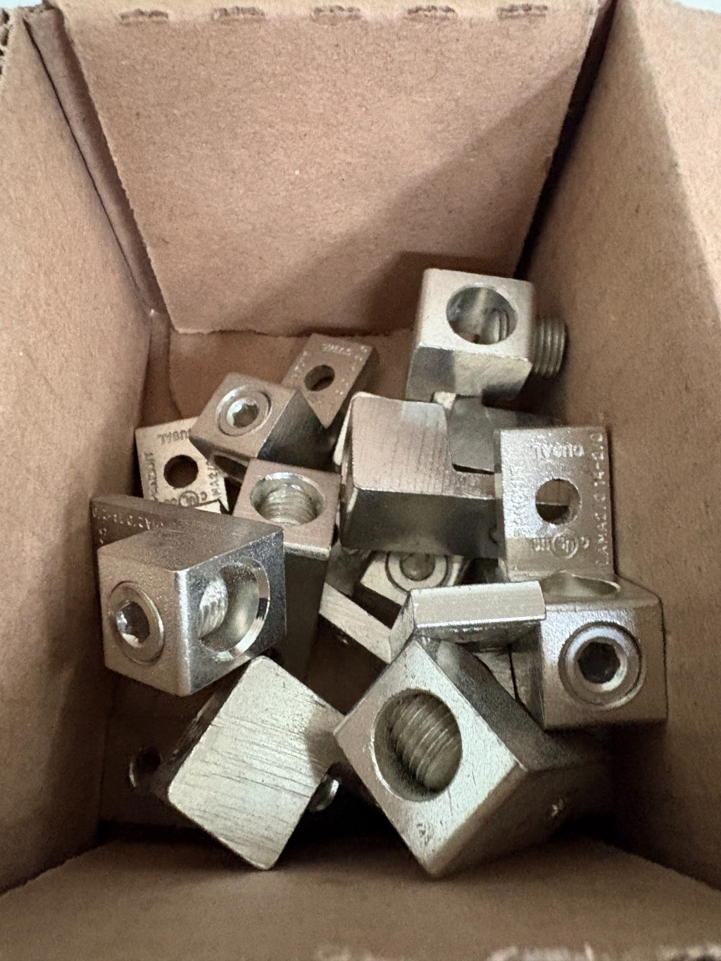 LOT OF 17 PANDUIT ALUMINIUM MECHANICAL SINGLE BARREL LUG LAMA2/0-14-QY