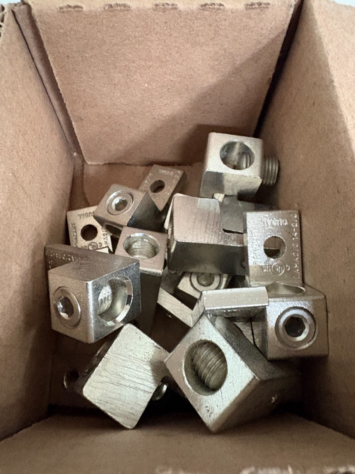 LOT OF 17 PANDUIT ALUMINIUM MECHANICAL SINGLE BARREL LUG LAMA2/0-14-QY