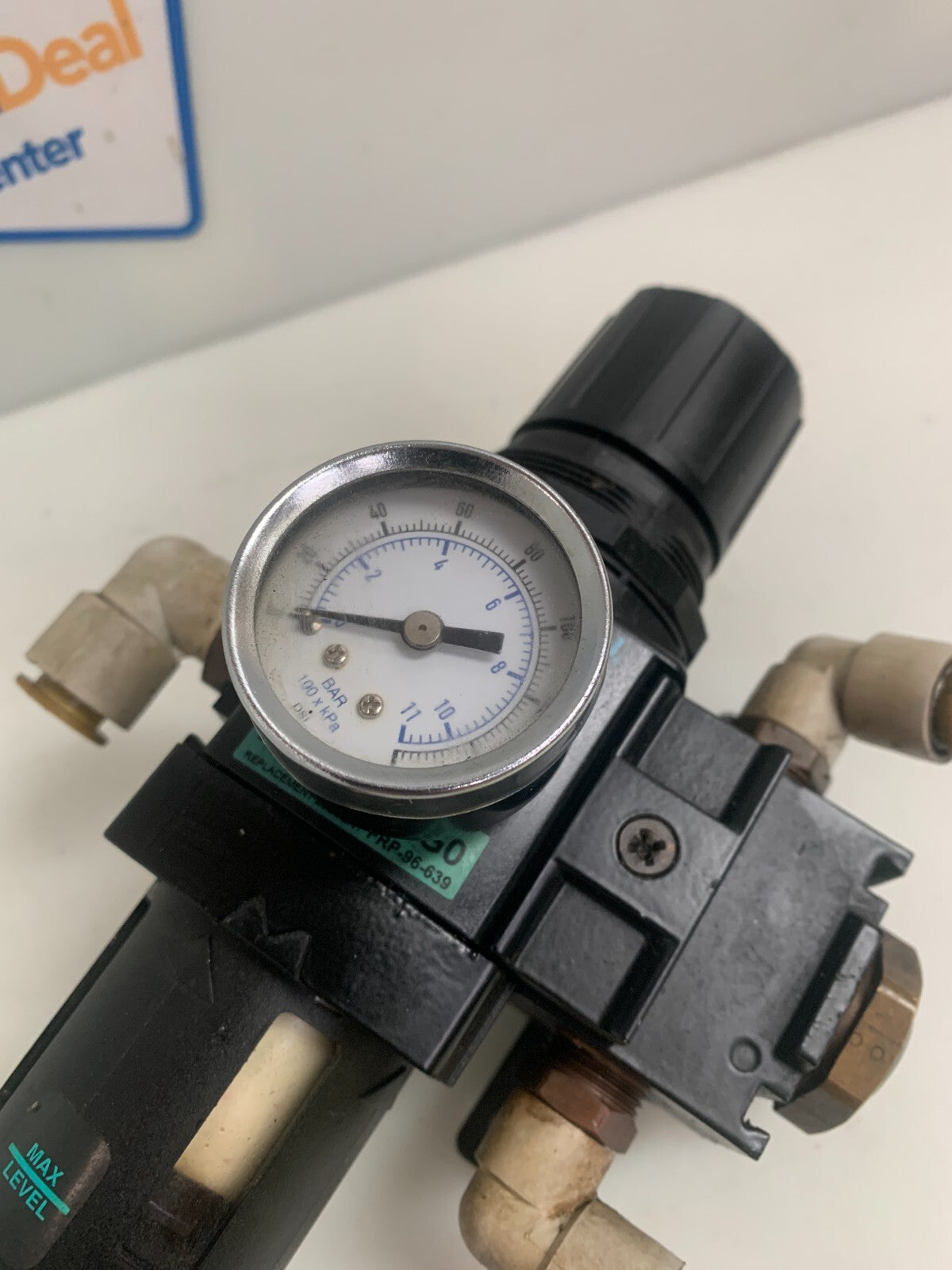 WILKERSON PNEUMATIC FILTER REGULATOR  B18-C4-FGGO  W/GAUGE AND NJ8-C6-C0001