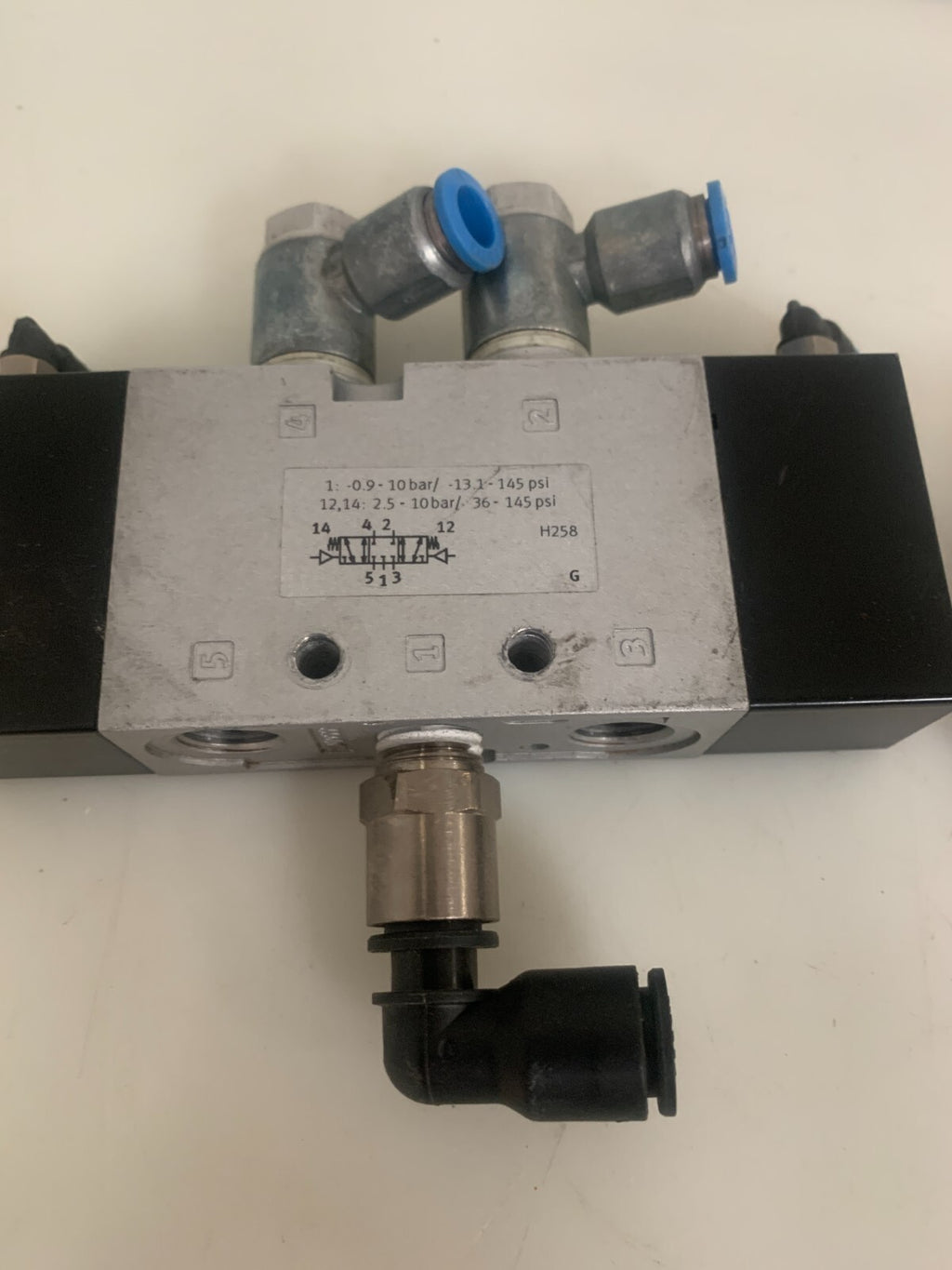 LOT OF  2  FESTO PNEUMATIC VALVE 575529 VHW5-L25-P53C-M-6142