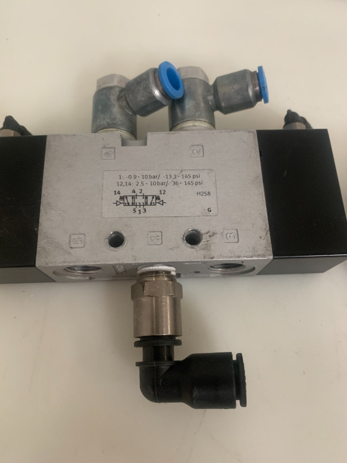 LOT OF  2  FESTO PNEUMATIC VALVE 575529 VHW5-L25-P53C-M-6142
