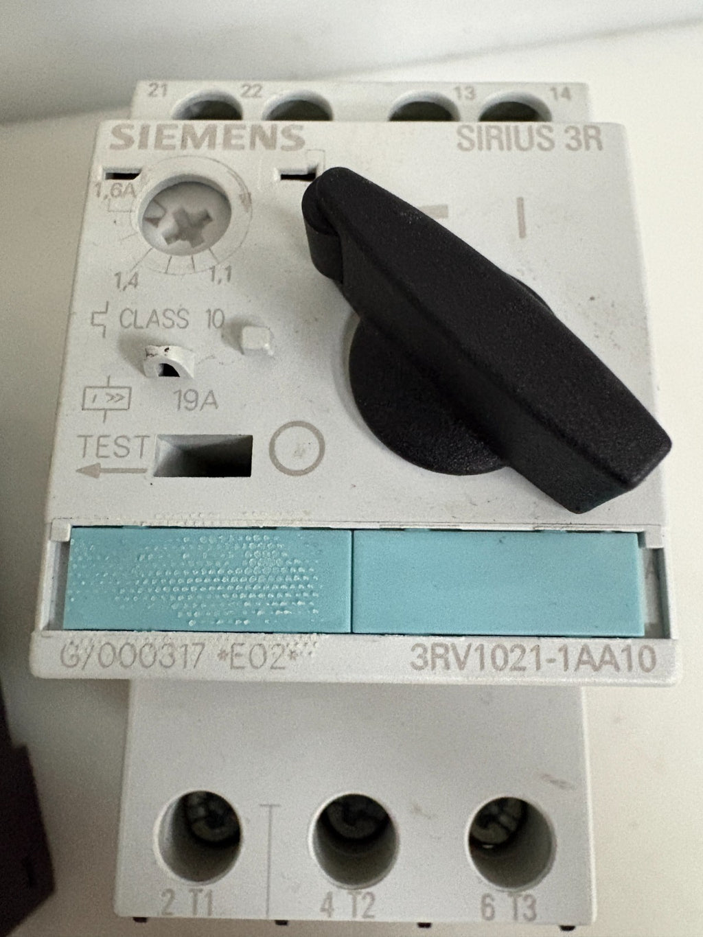 SIEMENS CIRCUIT BREAKER MIX LOT 2X 3RV1021-1DA10 2X 3RV1021-1AA10