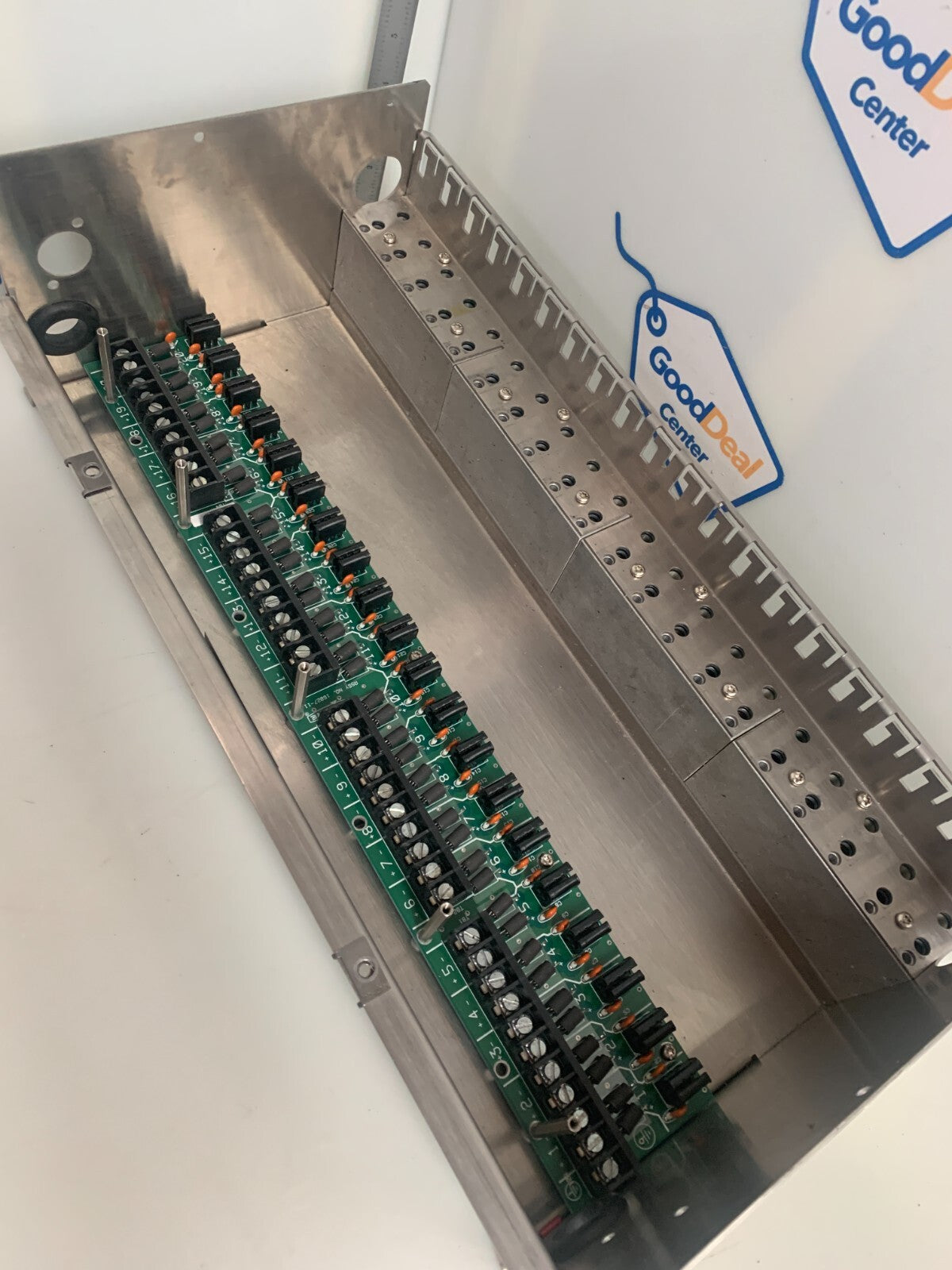 SIEMONS CARD CAGE ENCLOSURE 772R 15937-58 20 SLOT RACK  W 16027-11 CIRCUIT BOARD1