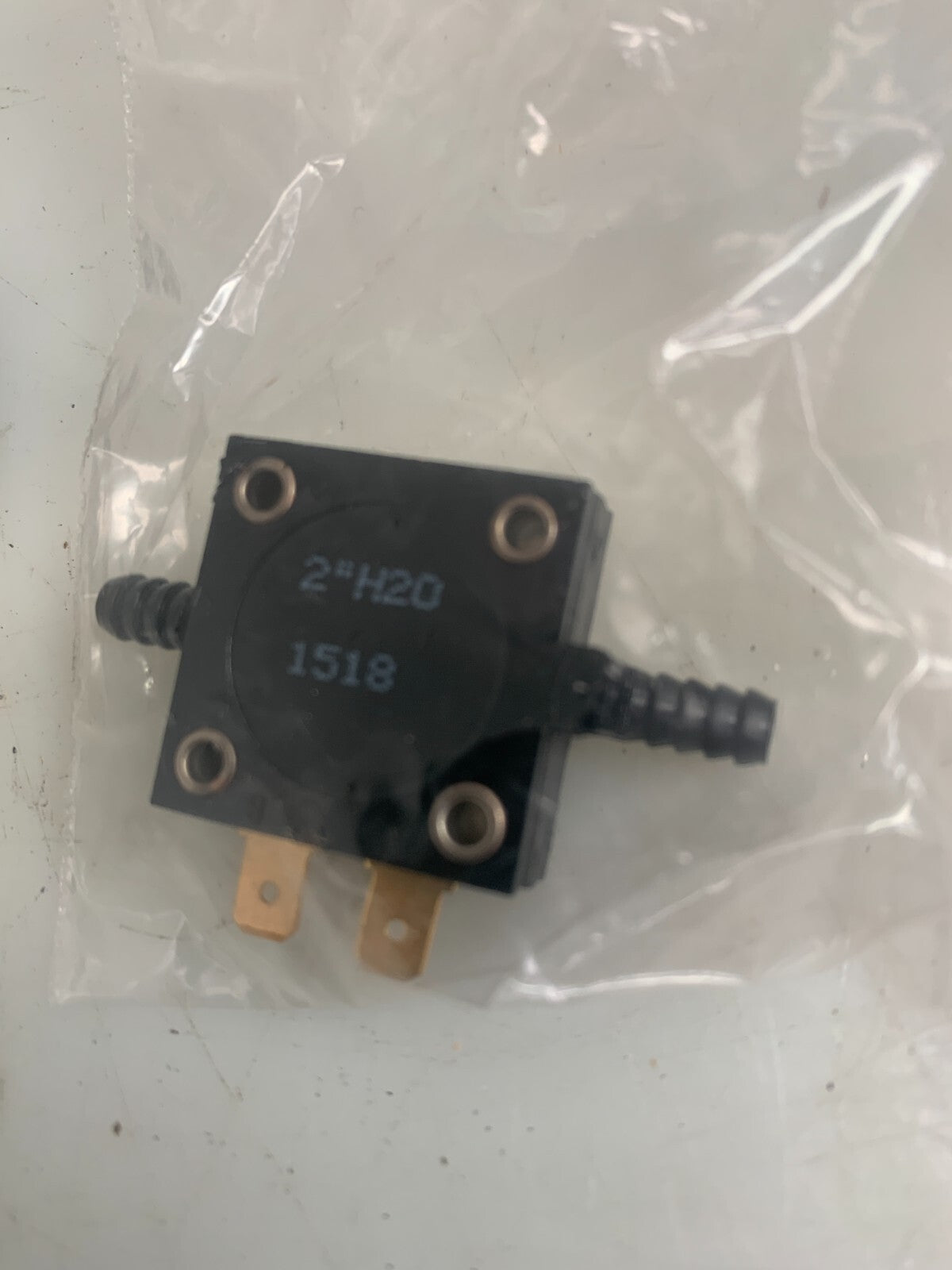 Lot of 2 WORLD MAGNETICS PSF 100A PRESSURE SENSOR SWITCH