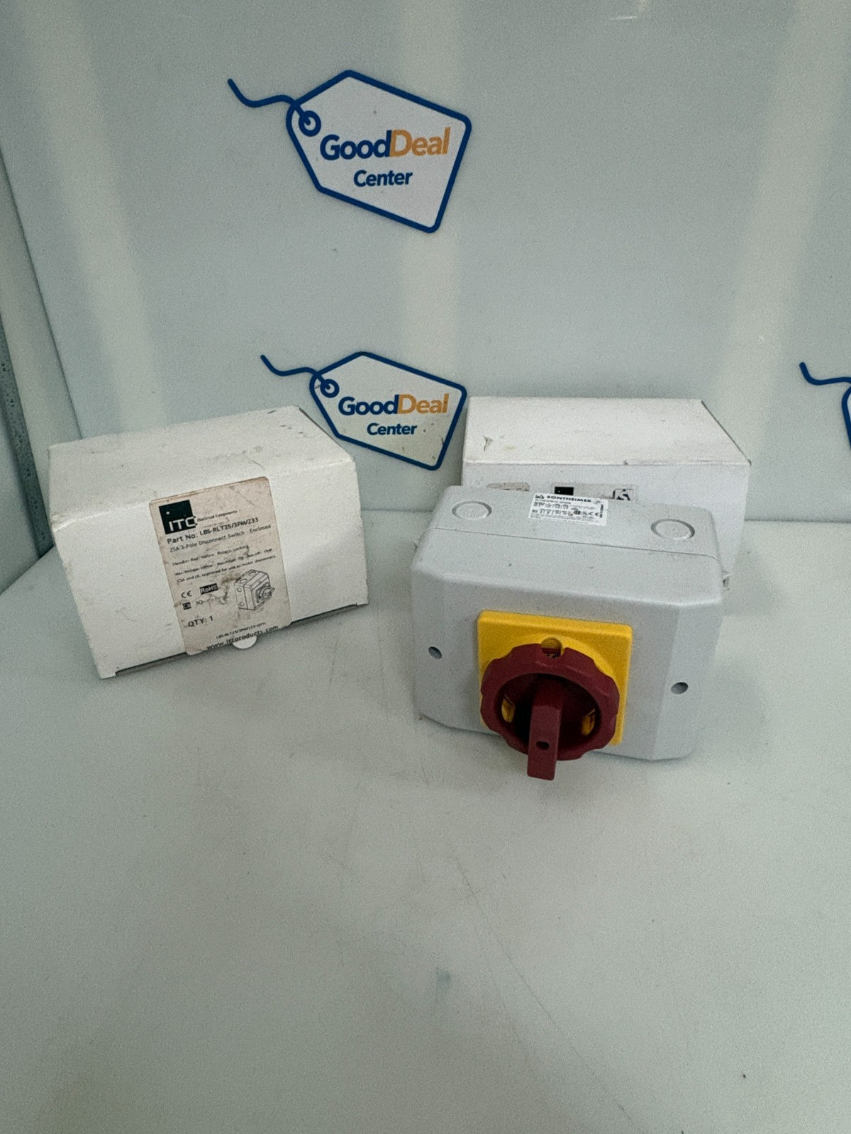 LOT OF 2 ITC DISCONNECT SWITCH 3 POLE 32A RED/YELLOW LBS-RL032/3PM-D1/Z33 GB0