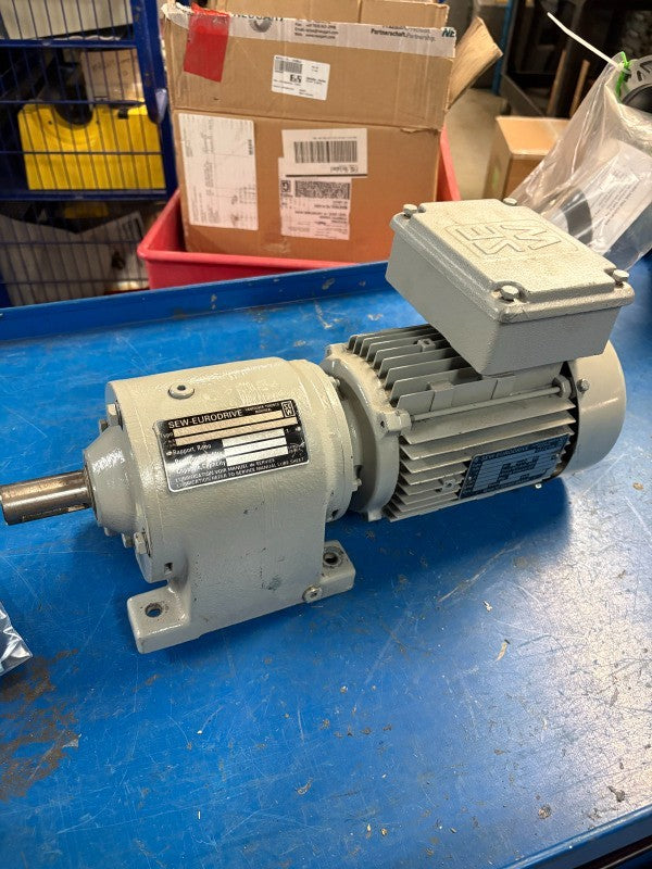 SEW EURODRIVE GEAR MOTOR R40 DT 80N4 W/R40 GEAR BOX0
