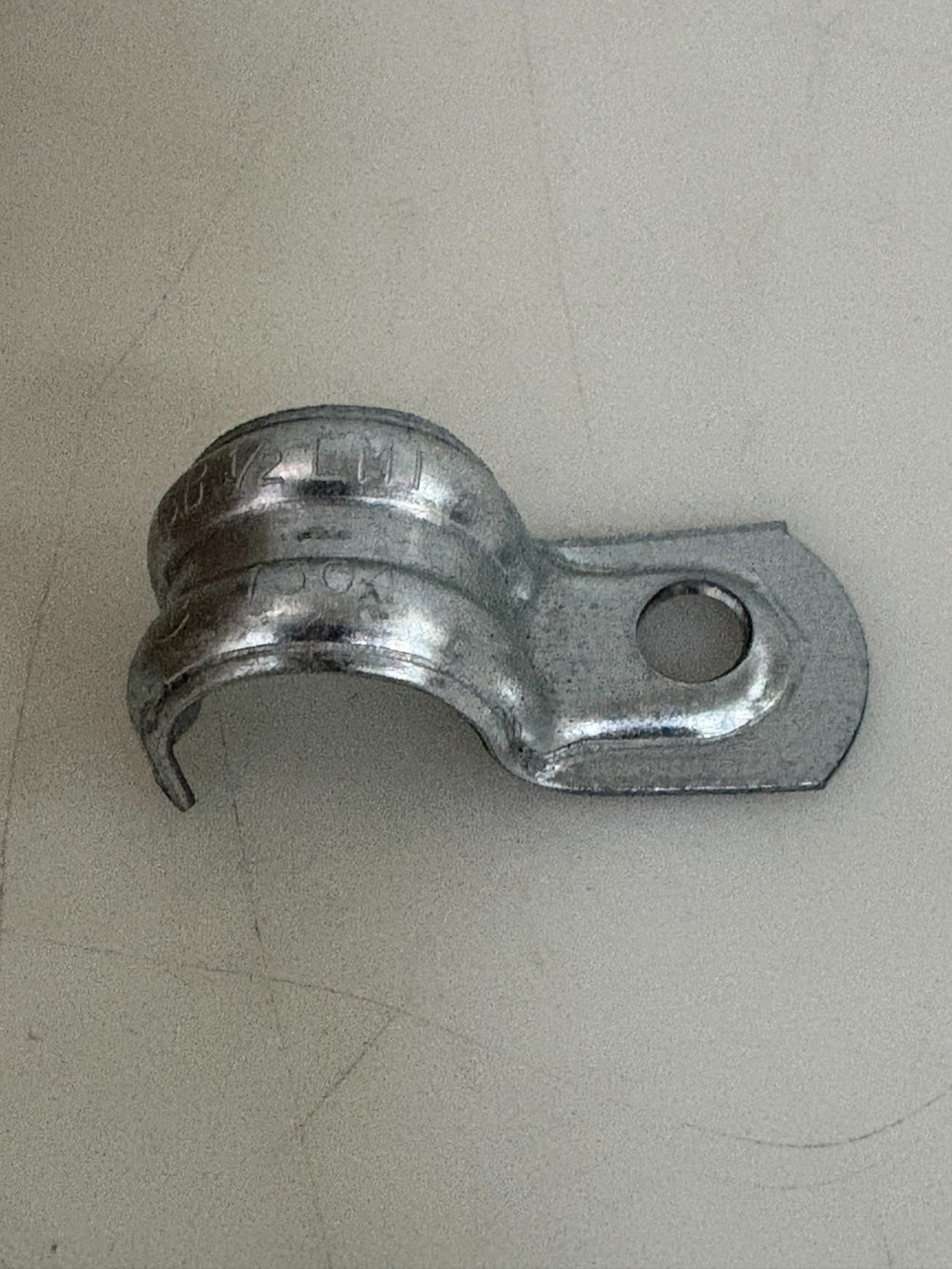 ABB THOMAS & BETTS 1/2 ONE HOLE E.M.T. STRAPS CI1304  200 IN BOX1
