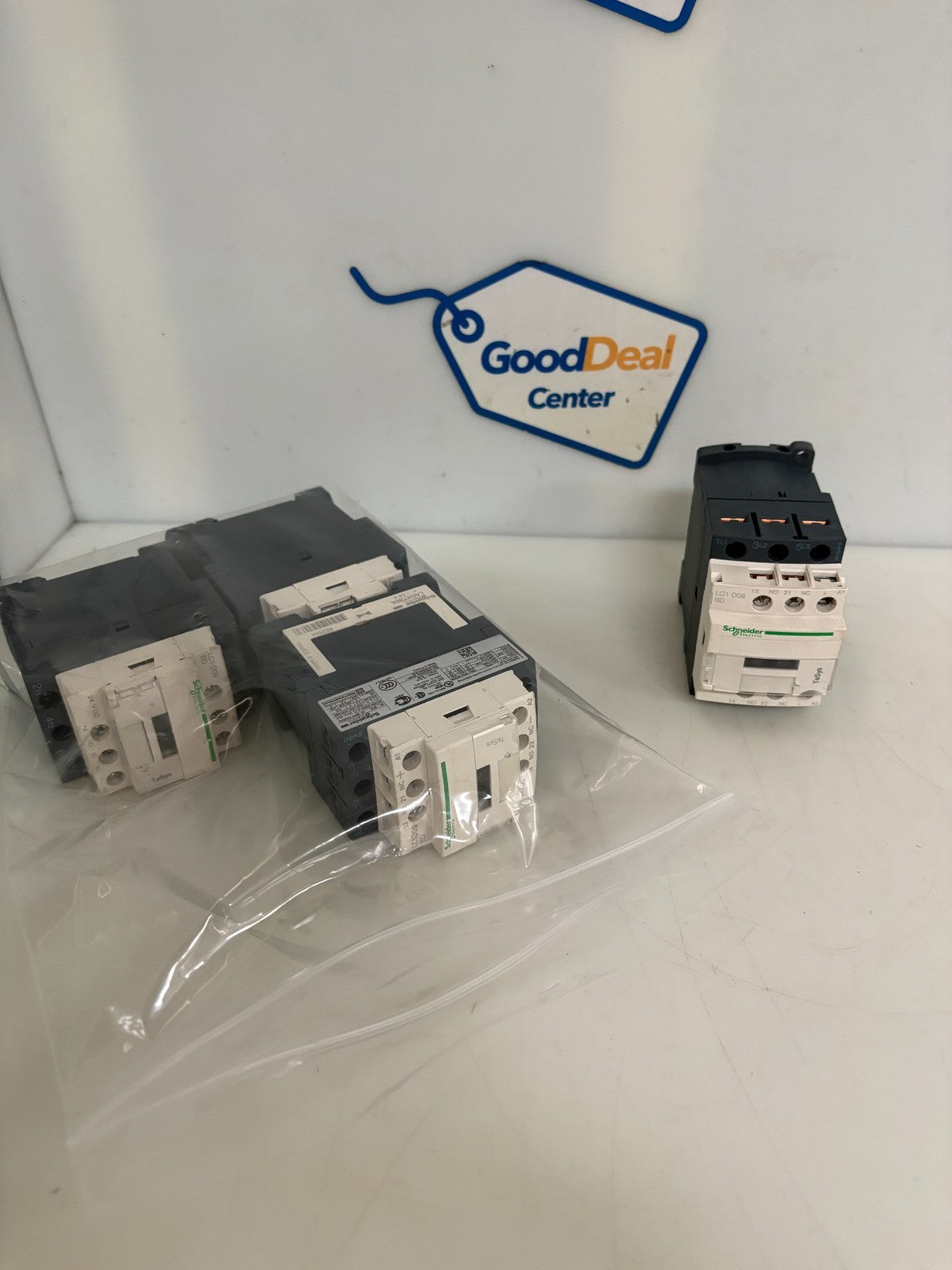 LOT OF 4 SCHNEIDER 24V DC CONTACTOR LC1D090