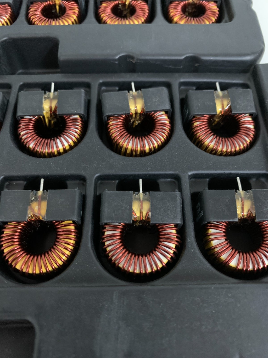 LOT OF 35 INDUCTOR POWER TOROID 100 UH T/H #A080-G-OCM000026