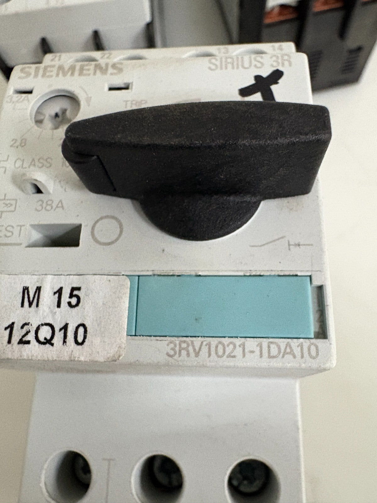 SIEMENS CIRCUIT BREAKER MIX LOT 2X 3RV1021-1DA10 2X 3RV1021-1AA10