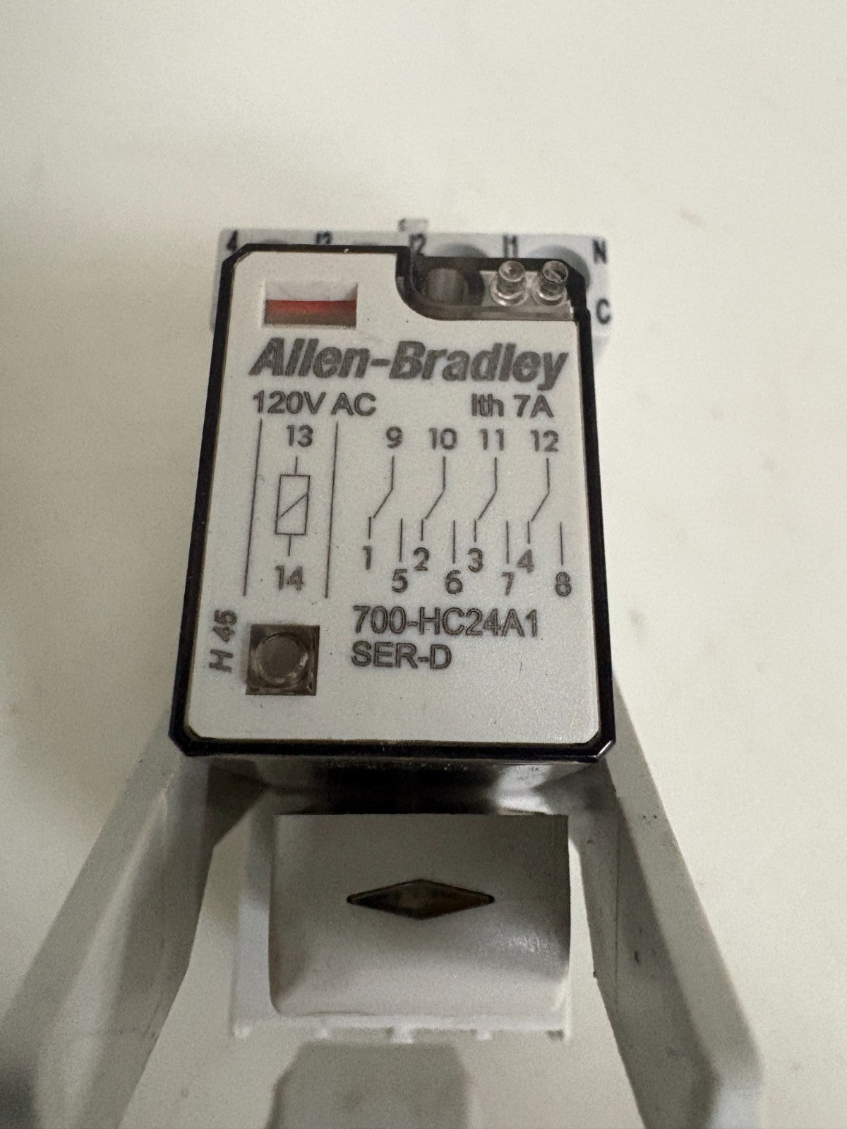 LOT OF 5 ALLEN BRADLEY RELAY 700-HC24A1 W/BASE 700-HN104 D