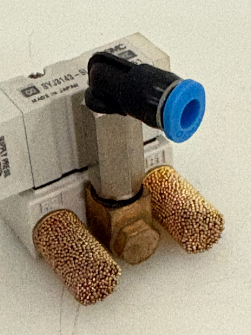 SMC SOLENOID VALVE SYJ3143-5LOZ-Q W/BASE AND FITTING4