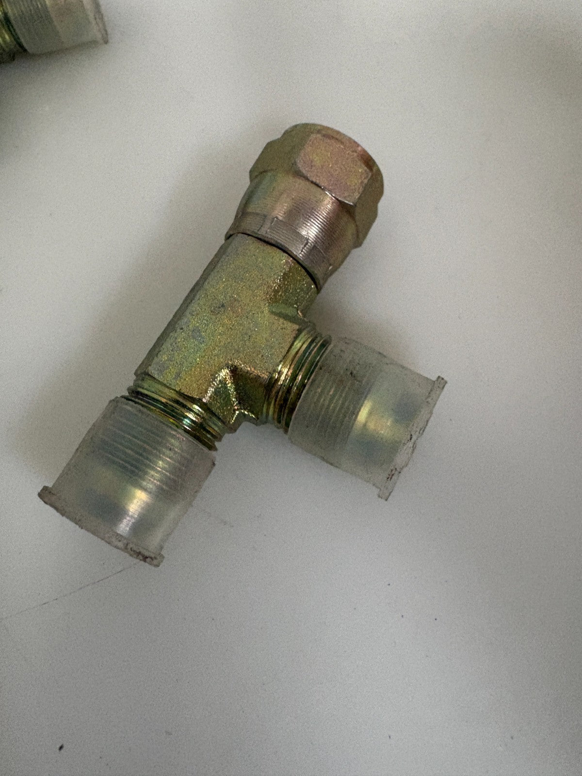 LOT OF 4 PARKER FITTING 063-T-66