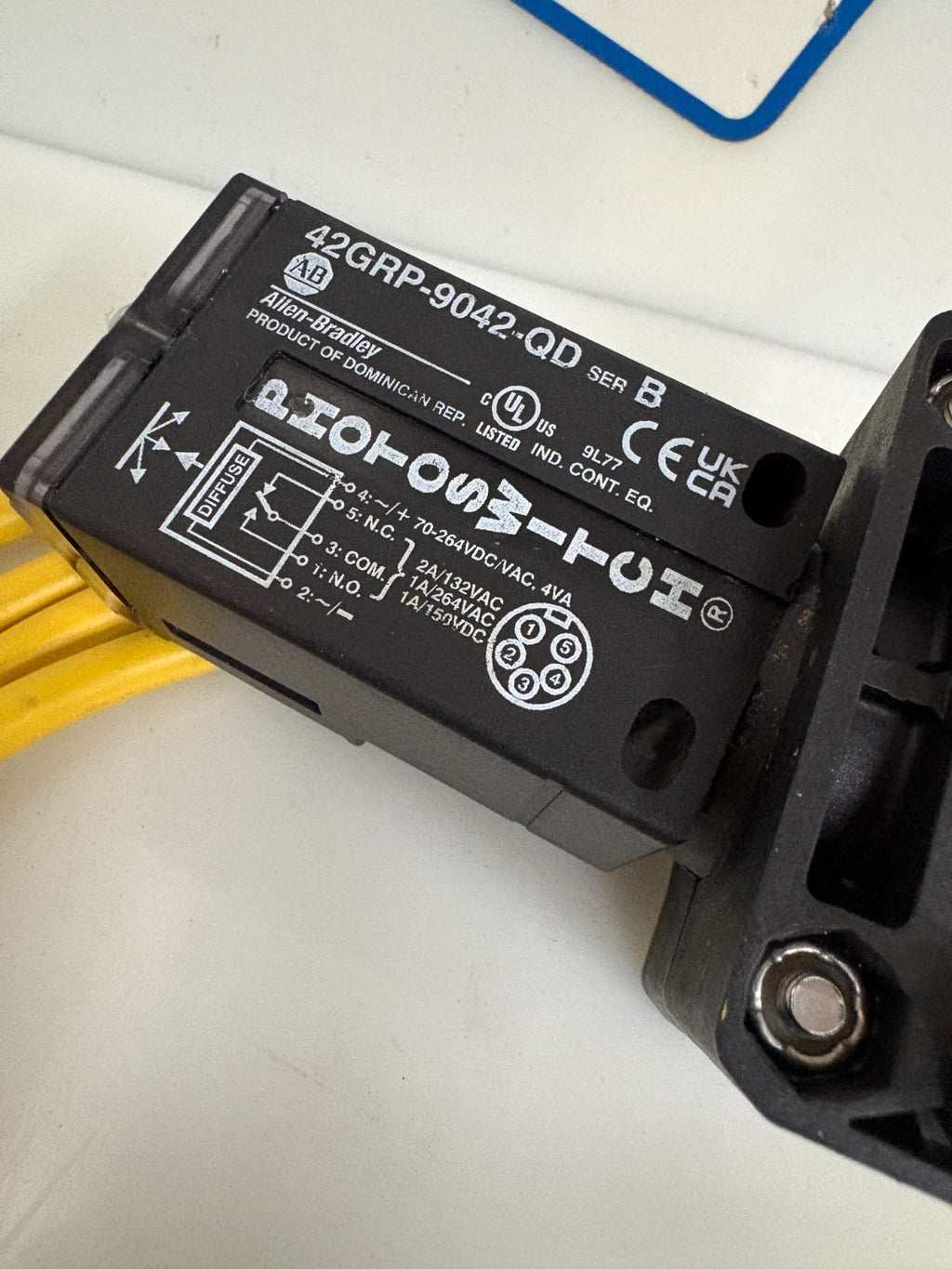 ALLEN BRADLEY PHOTOSWITCH 42 GRP-9042-QD SER B W/ADJUSTABLE SUPPORT AND CABLE