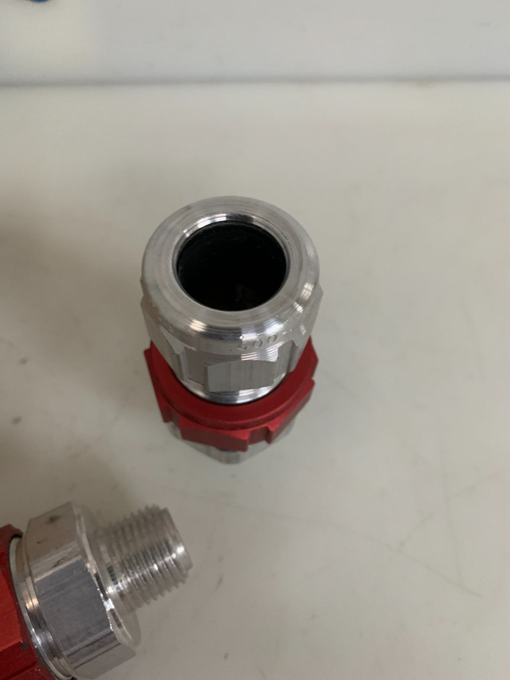 T & B FITTINGS 1/2" JACKETED ARMOURED CABLE FITTING W SEAL 2 IN BOX