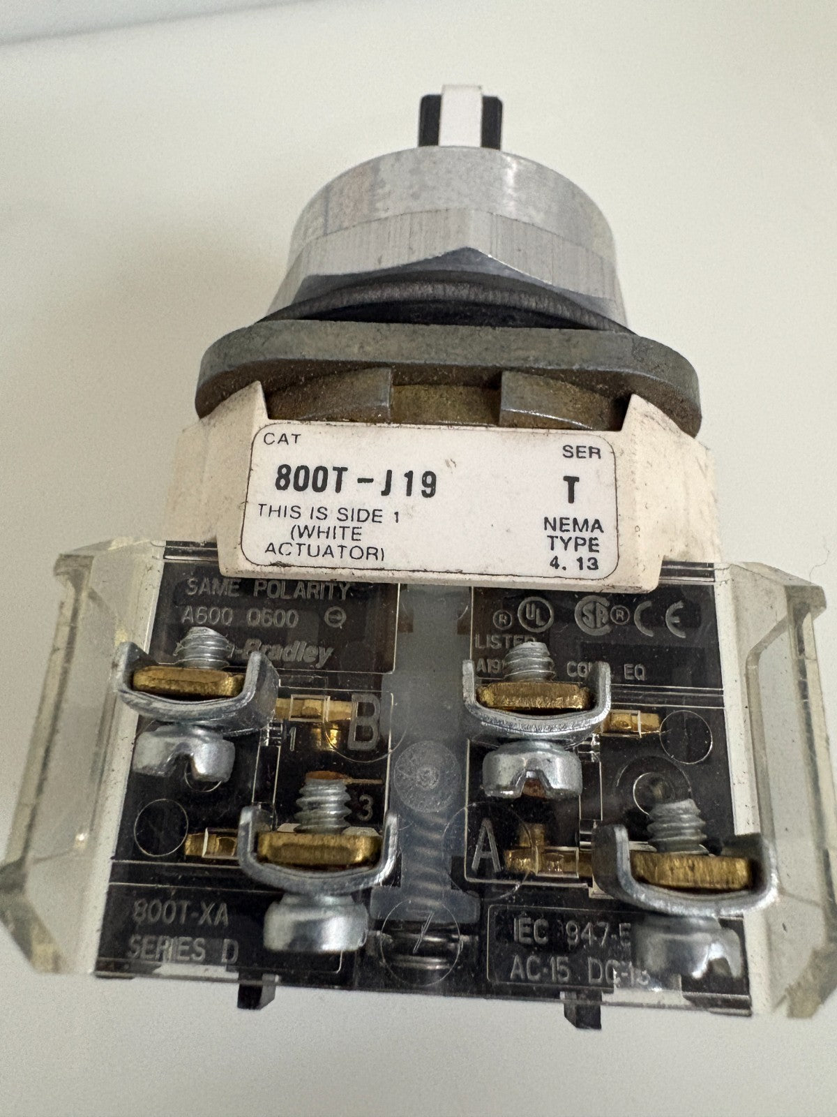 ALLEN BRADLEY SELECTOR SWITCH 800T-J19