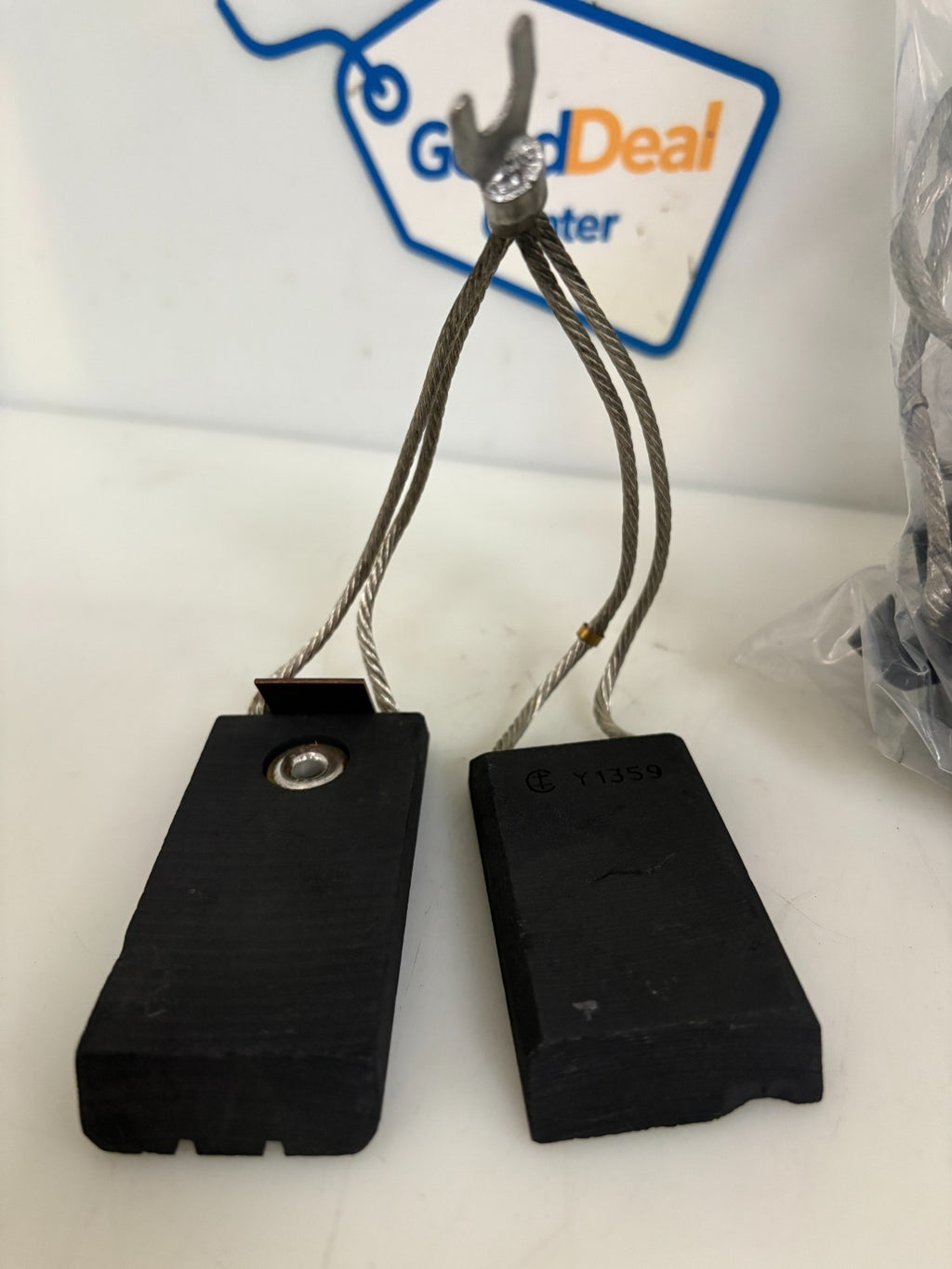 LOT OF 8 MERSEN CARBON BRUSH Y13591