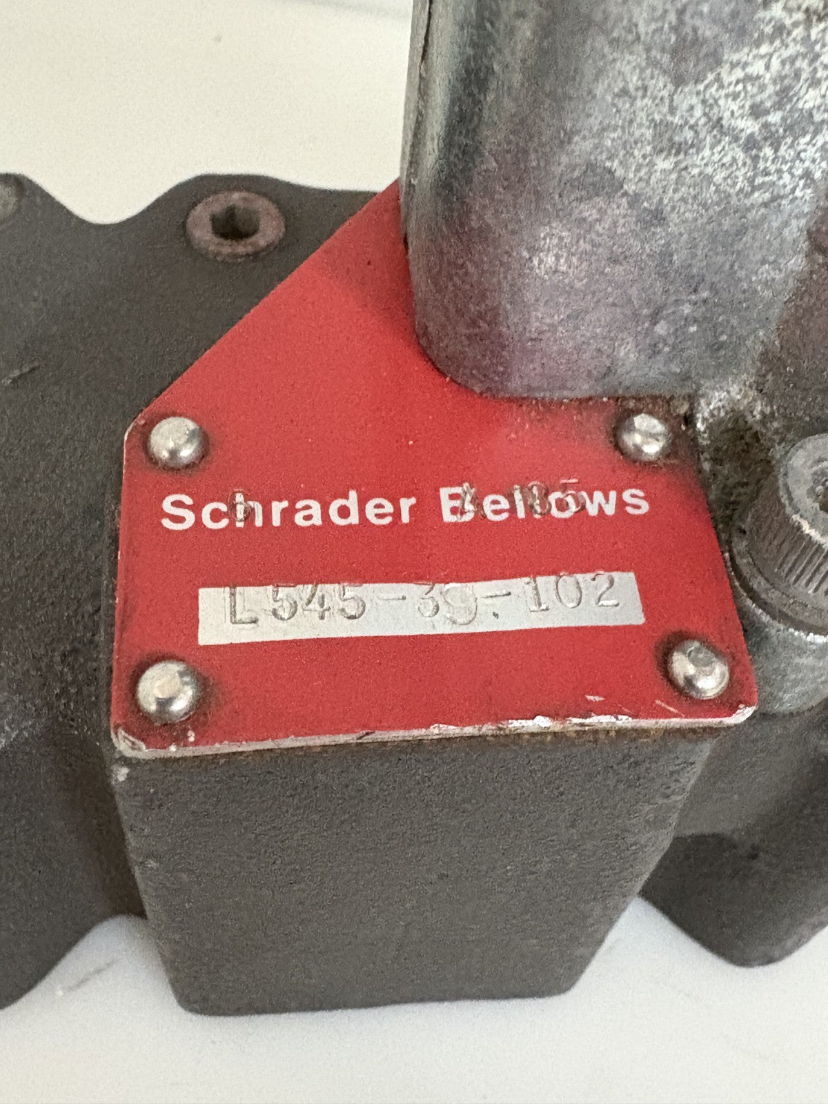 SCHRADER BELLOWS PILOT VALVE W/MANIFOLD NO GASKET L545-39-102