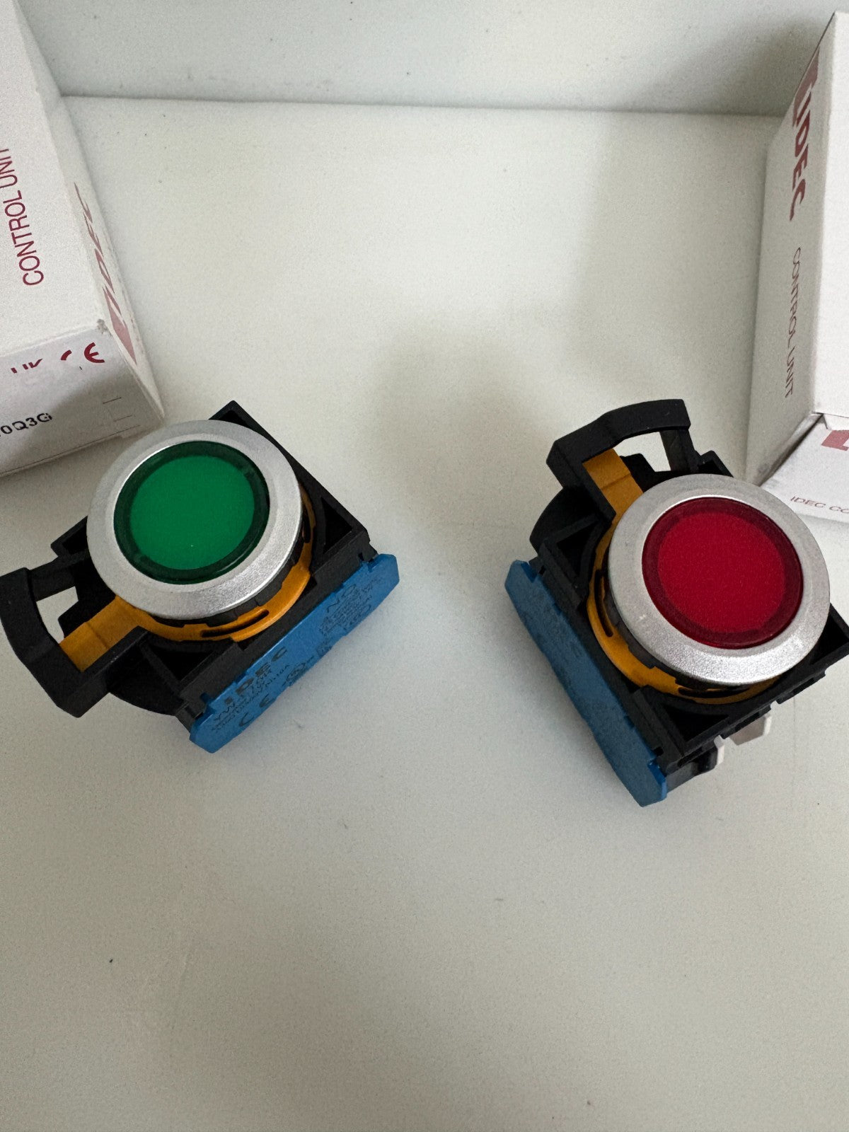 IDEC GREEN AND RED PUSH BUTTON MIX LOT 1XCW4L-M1E10Q3G 1XCW4L-M1E10Q3R1