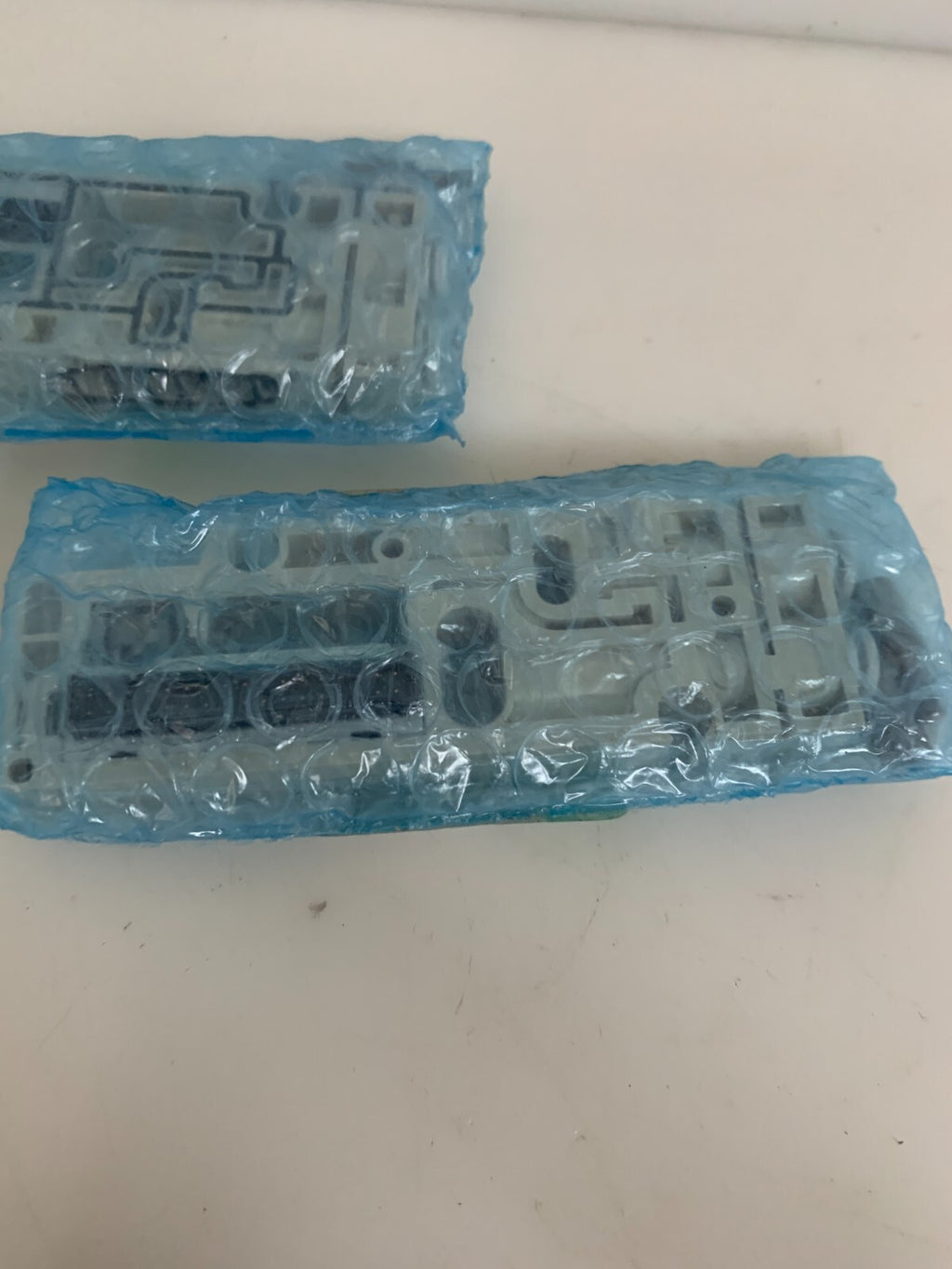 SMC MANIFOLD BLOCK ASSEMBLY 1X SV1000-50-1A-C6 1X SV1000-50-2A-C6 MIX LOT OF 2
