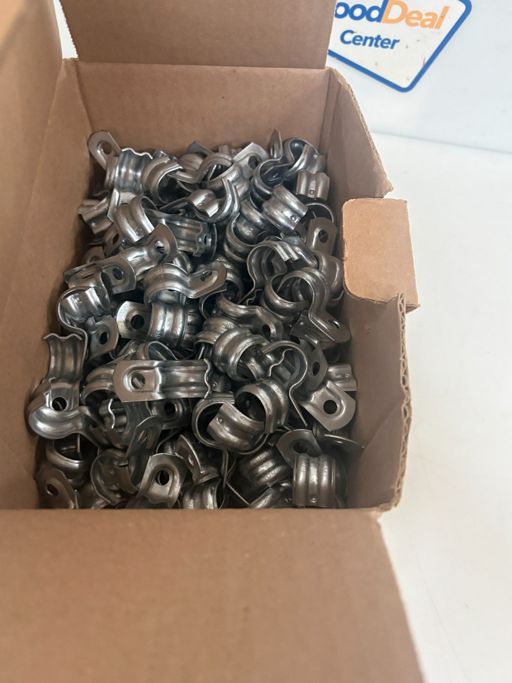 ABB THOMAS & BETTS 1/2 ONE HOLE E.M.T. STRAPS CI1304  200 IN BOX3