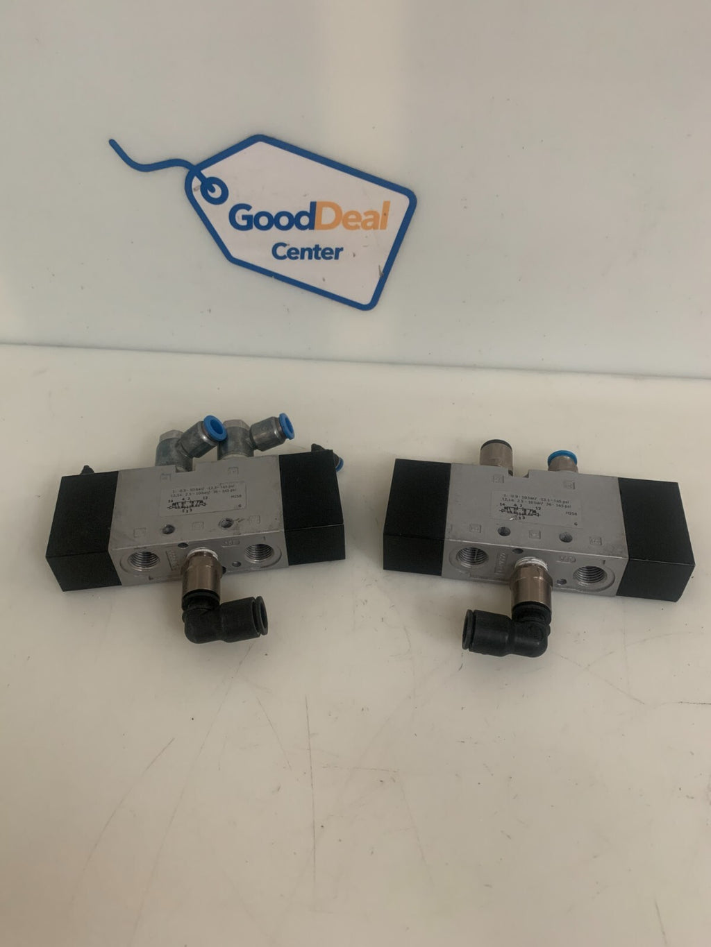 LOT OF  2  FESTO PNEUMATIC VALVE 575529 VHW5-L25-P53C-M-6140