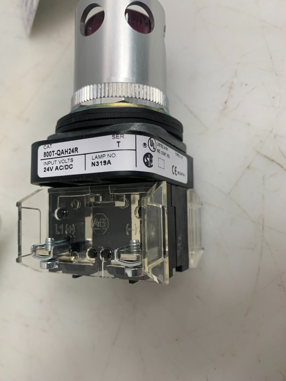 ALLEN BRADLEY  Illuminated Red Push Button  800T-QAH24R2