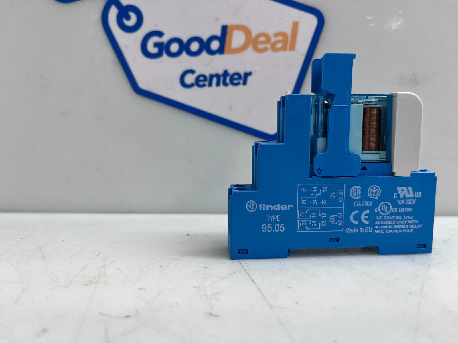 FINDER 95.05 Fuse/Relay Holder   w/99.02.9.024.99 Surge Arrestor  (Lot of 11)0