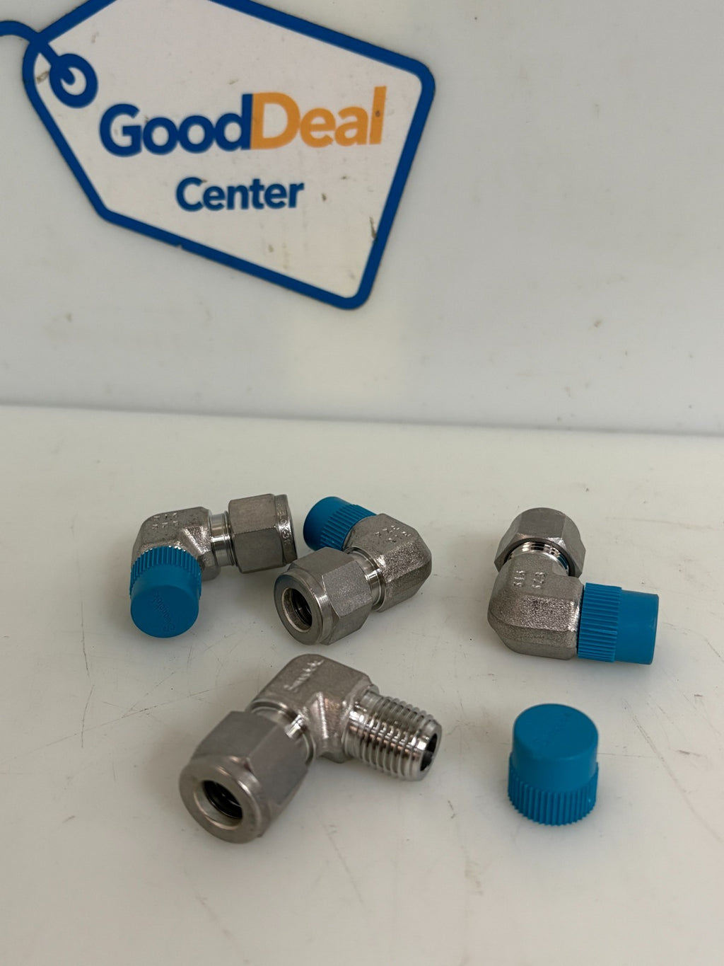 LOT OF 4 SWAGELOK ELBOW 3/8X1/4 316 3ZB0