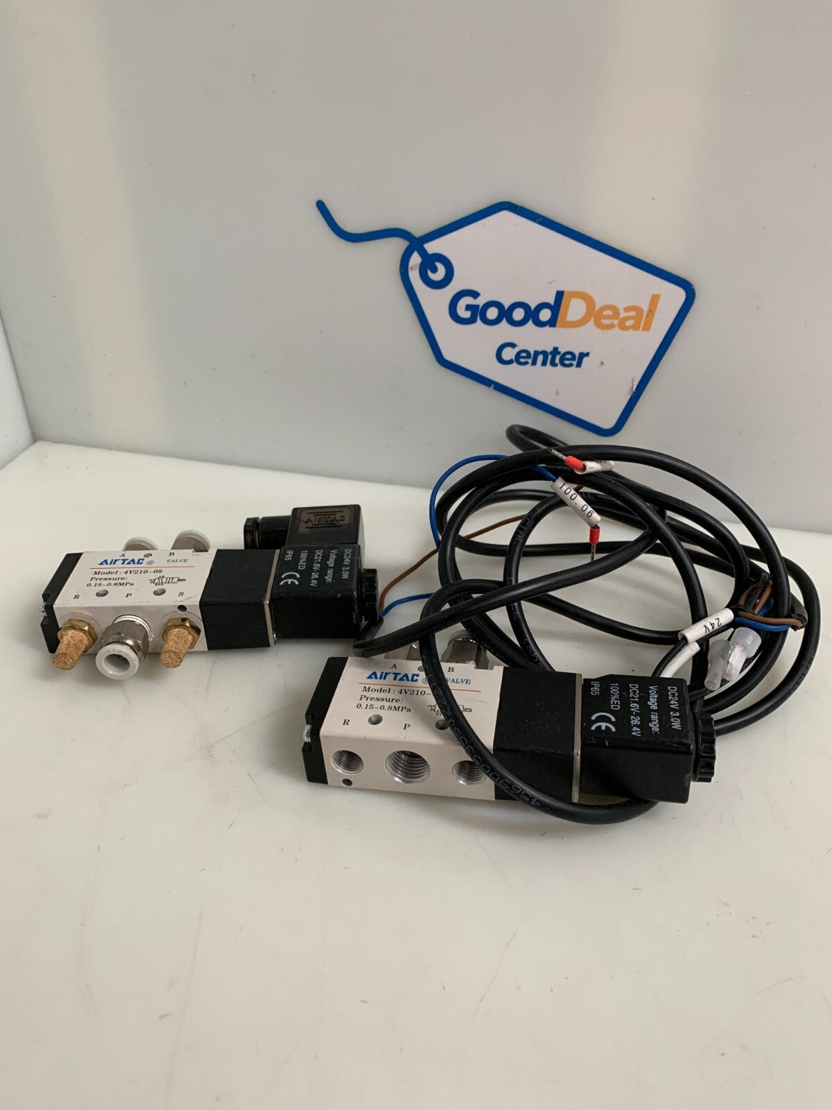 LOT OF 2  AIRTAC VALVE 4V210-08