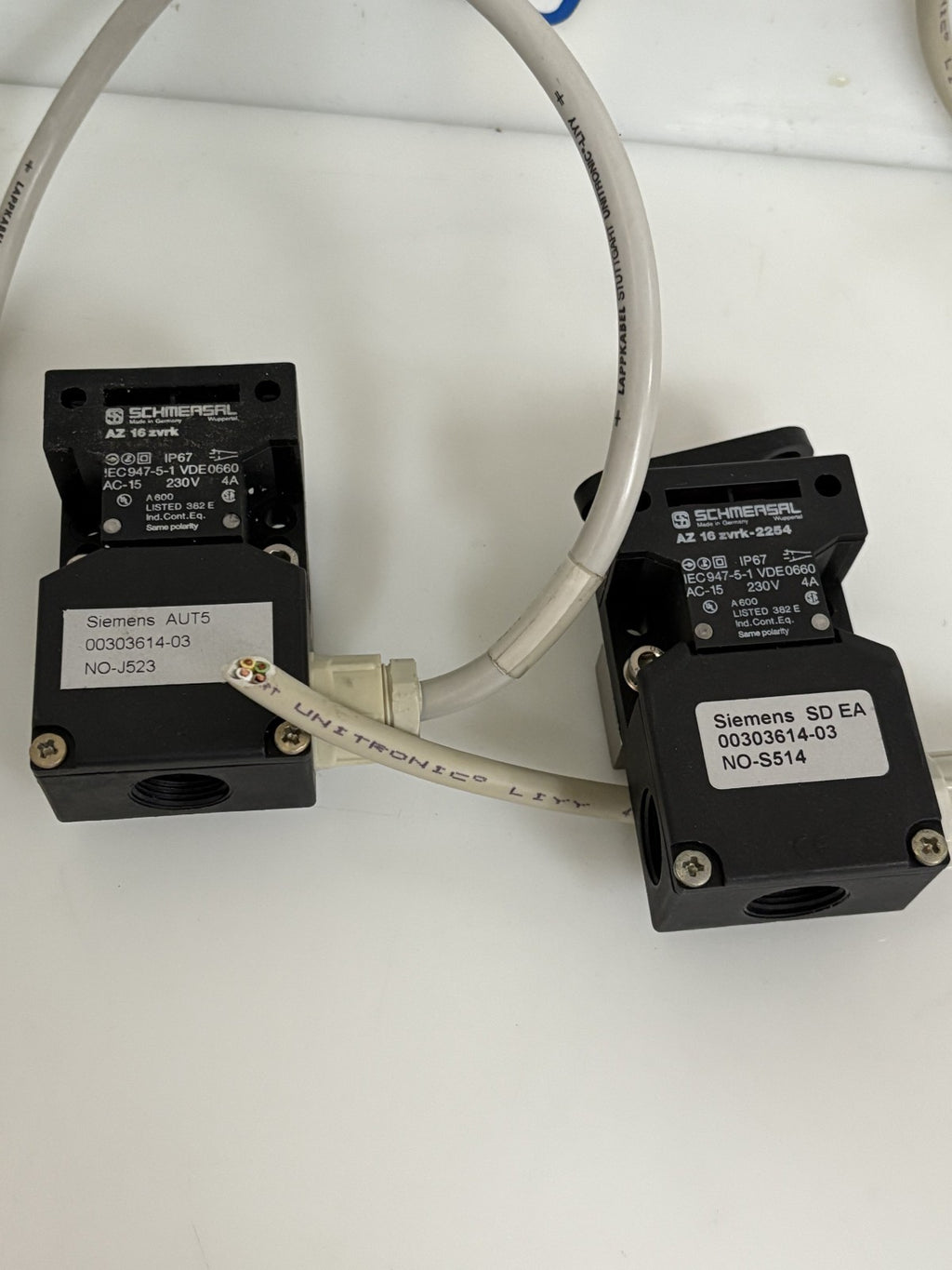 LOT OF 2 SCHMERSAL SAFETY SWITCH AZ 16 ZVRK-2254 SIEMENS 00303614-03