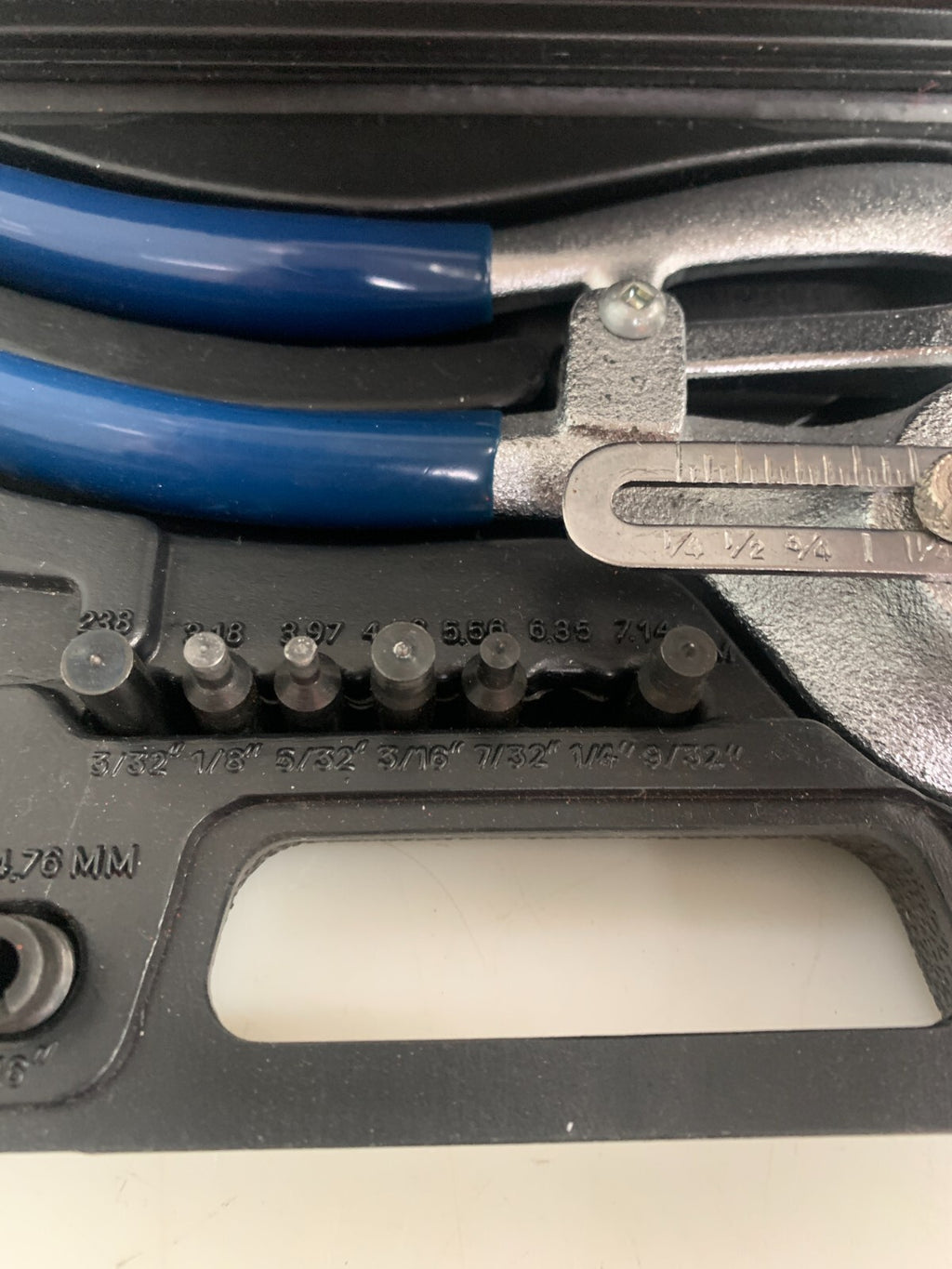 Handheld Hole Punch Kit in Case (missing parts, see photos)