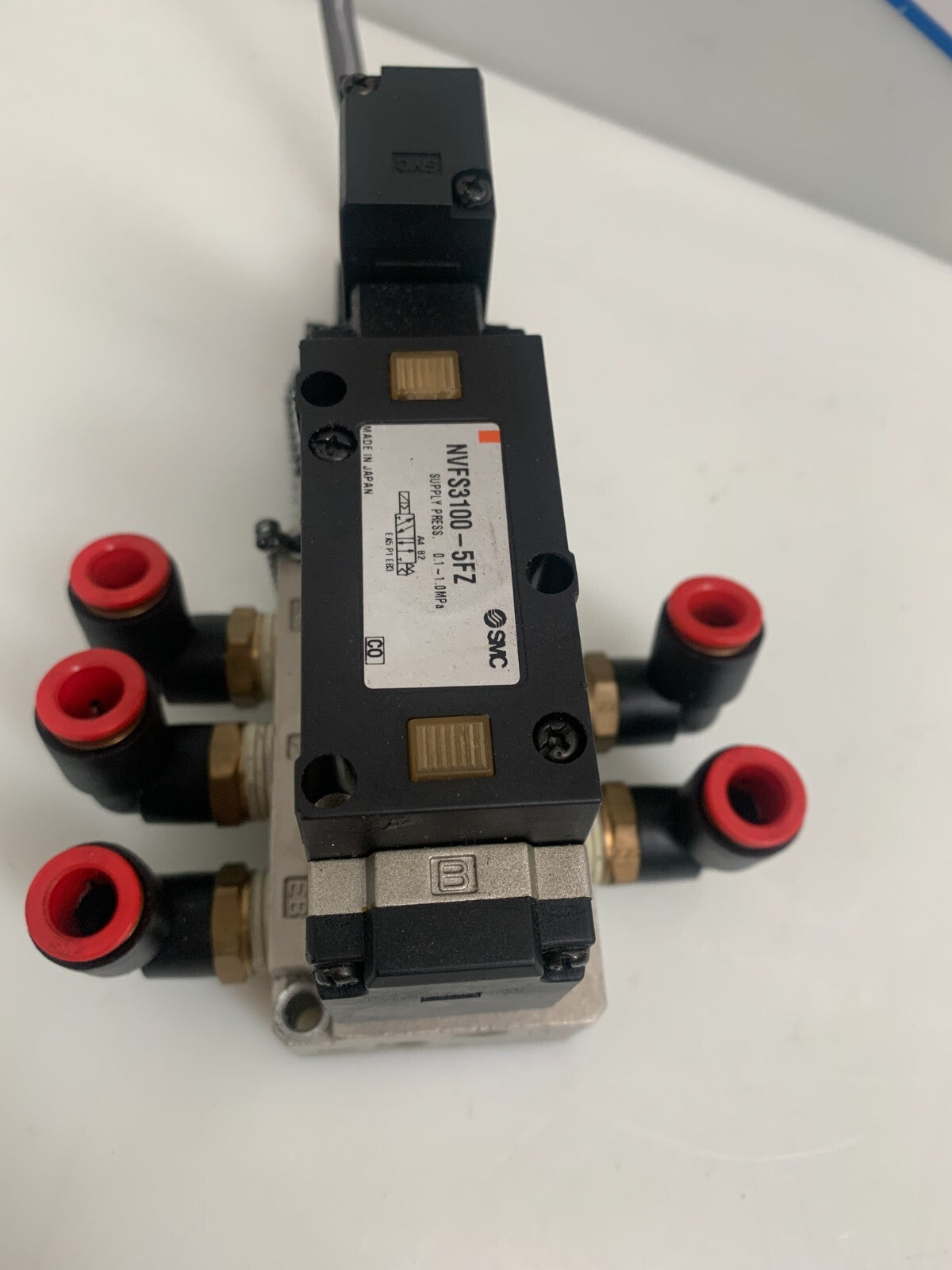 SMC   Solenoid Valve  NVFS3100-5FZ  w/Distribution Block
