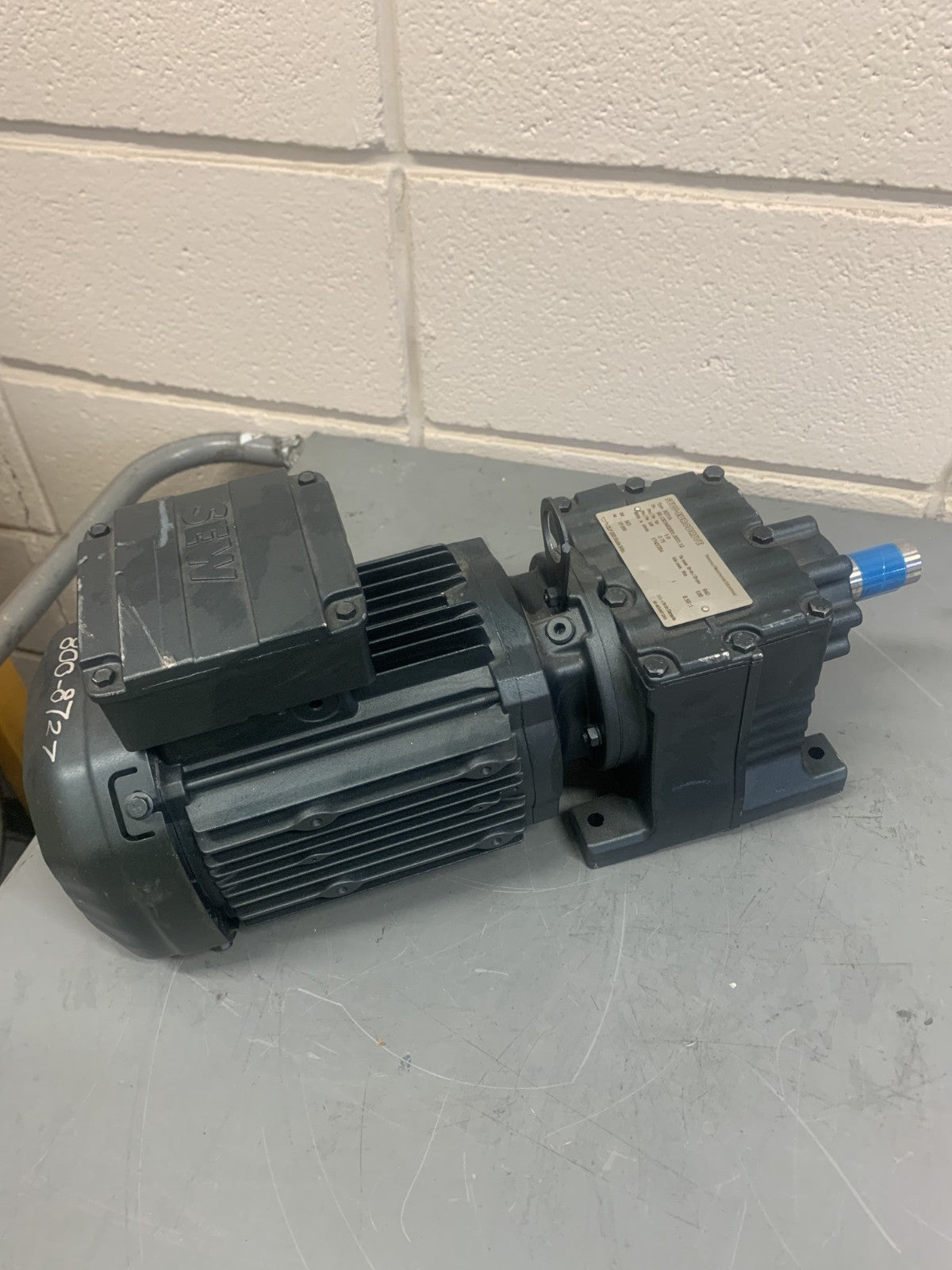 SEW EURODRIVE INVERTER DUTY MOTOR VPWM R27 DRE80M4/RI W/ GEAR BOX R27/70
