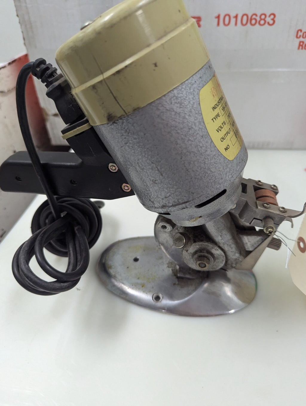 CAROUSELL YH-939 Electric Cloth Cutter, Round Blade